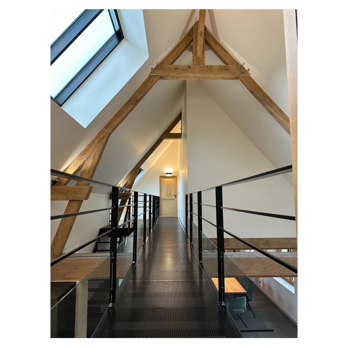 Passerelle: #couloir #homedecor #homemade #decoration #decoration #homedecoration
#homestyle #DesignInterieur #DecorationInterieur
#DecoDesign #InteriorDesign #ModernDesign #StyleDeVie #InspirationDeco #ArchitectureInterieur #DesignTrends #MaisonChic #RenovationInterieur #DecoAddict #EspaceDeVie #DesignMinimaliste #DesignContemporain #MobilierDesign #DesignInnovation #ProjetDeco #passerelle