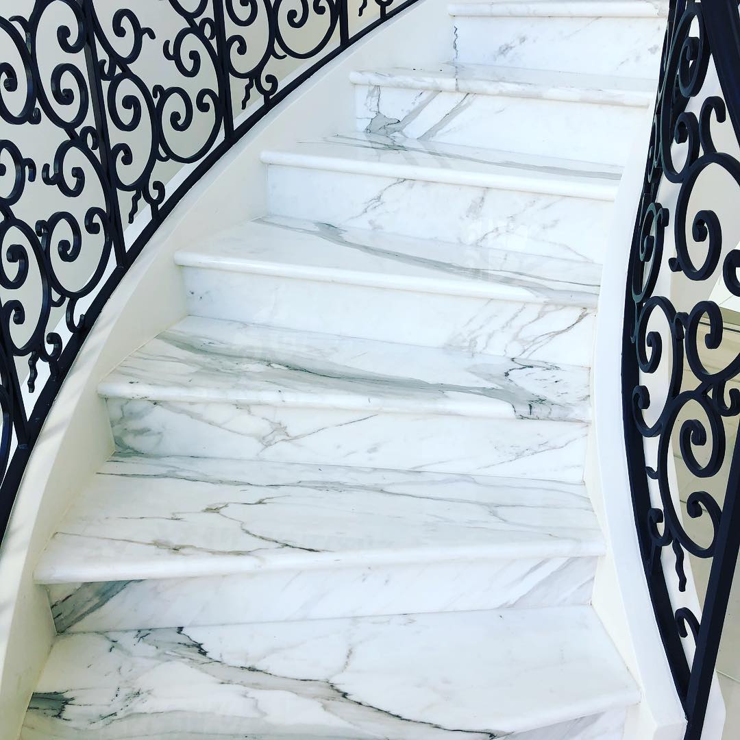 Marble stairs + Wrought iron railing👌🏼 #newportbeachhomes #staircasedesign #wroughtirondesign #sulisoinc #pikestairs @pikestaircompanyinc