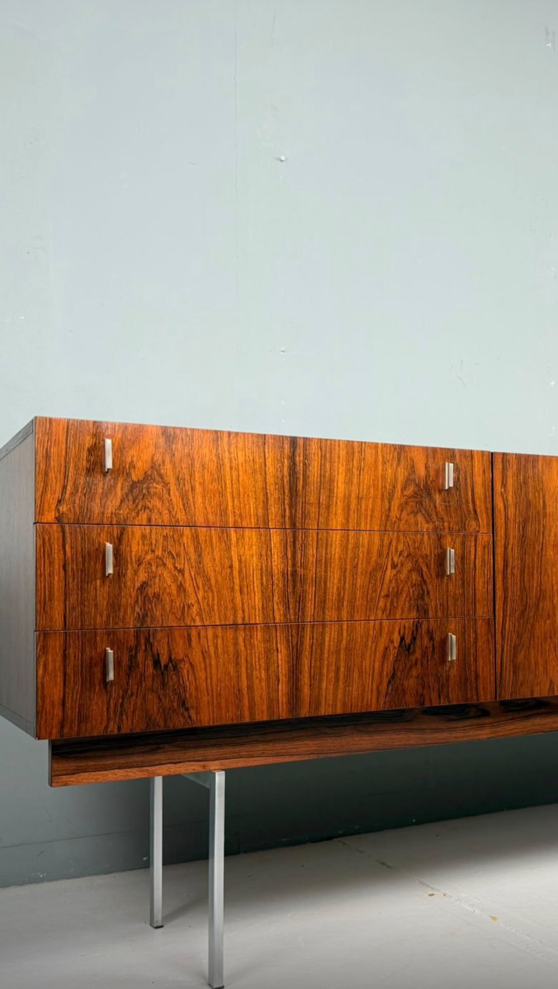 New item: Rare sideboard from the “propos” series made by Hulmefa in the 1960s. Dimensions: 233x85x44 cm.
Price €2250
~~~
Come and explore our warehouse, filled with one-of-a-kind vintage and design treasures — from eye-catching furniture to unique accessories!
Open every Saturday from 12:00 to 16:00
Tony’s Vintage | Westvlietweg 74-A3, 2495 AB The Hague