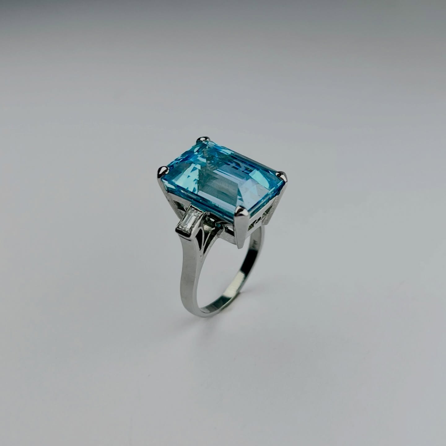 🔍💎🌊 Discover the beauty of our star piece! This vintage white gold ring features a gorgeous Santa Maria aquamarine emerald cut stone, with intricate spirals patterns in the shoulders and sparkling baguette cut diamonds on the band. Don’t miss the chance to see it shine in person. #vintagejewelry #santamariaaquamarine #vujewellers #queenstownnz #engangmentring