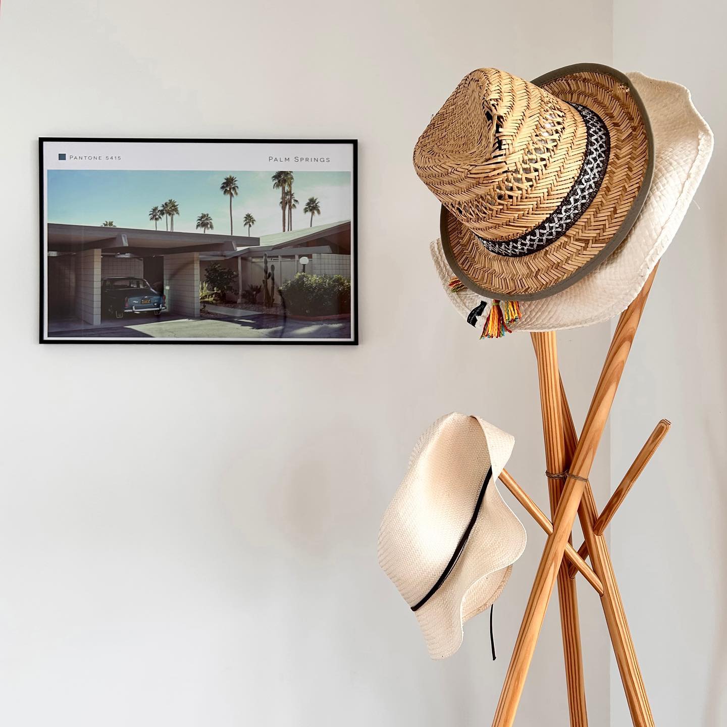 • Zoom projet K1 •
Comme un petit air de vacances…
Je vous en avais parlé en story, j’ai été faire le shooting de ce projet réalisé il y a plusieurs mois: une location saisonnière idéalement située au bord de l’eau, avec une vue à 180 degrés sur la mer 🤩.
J’ai réussi à faire le tri dans ma centaine de photos: petit avant goût avant de vous en dévoiler un peu plus.
#coachingdeco #decoration #decorationinterieure #entree #ploemeur #lorient #maisondevacances #locationsaisonniere #borddemer