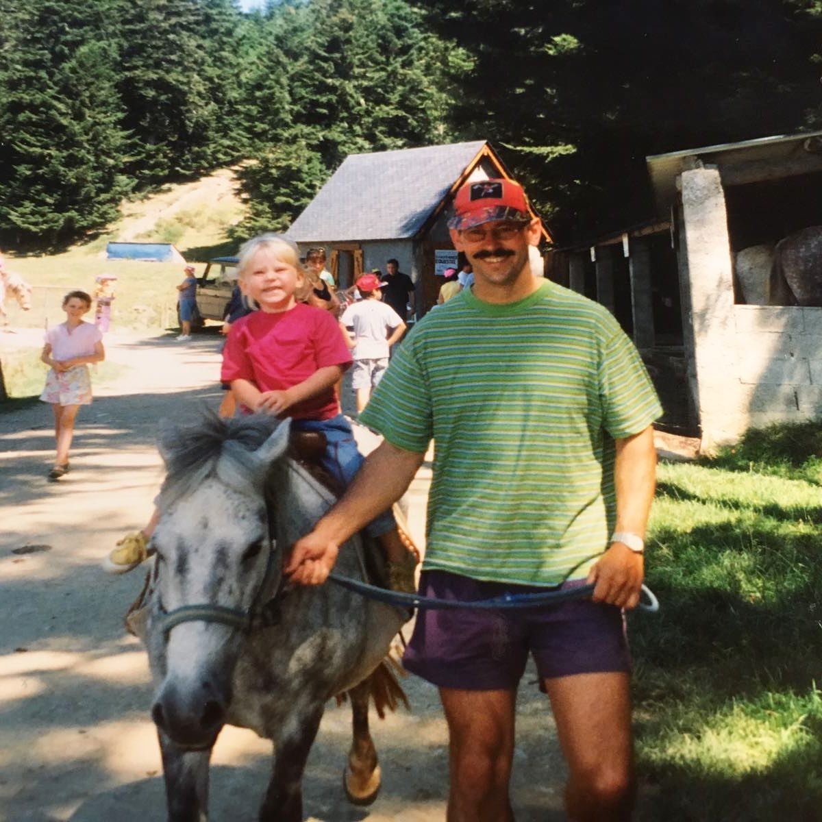 Er is mij iets opgevallen ✨
Naast dat ik in de sales werk ben ik ook verantwoordelijk voor de diversiteit en inclusie binnen Schneider Electric Nederland. Ik organiseer bijvoorbeeld maandelijkse sessies over onderwerpen die we vaak niet op de werkvloer bespreken. Onderwerpen als geestelijke gezondheid, gender & geaardheid, religie, dromen & doelen en vooroordelen. Dit zijn onderwerpen waar ik ook elke maandag les over geef op het voortgezet onderwijs.
Het valt mij op dat de gesprekken met beide doelgroepen niet veel van elkaar verschillen. Beide groepen zijn opgegroeid met normen, waarden en ideeën over de wereld. Waar ik op maandag met kinderen praat, spreek ik de rest van de week mensen die ook als kind al normen, waarden en ideeën hebben meegekregen. De valkuil is dat we vaak een oordeel hebben over alles wat daarbuiten valt. En eigenlijk... is bij elke les, gesprek of sessie de conclusie hetzelfde. De enige manier om dat oordeel te tackelen is erover te leren. Vragen stellen. Het gesprek aan gaan.
Laten We Er Over Praten is het lesprogramma dat ik heb gemaakt voor het voortgezet onderwijs. Dit is ook waar ik Webinars en workshops over geef bij Schneider Electric en misschien binnenkort ook bij de organisatie waar jij werkt. 🤝
Tot en met 31 mei is mijn agenda vol, maar stuur me vooral een bericht als ik daarna iets voor jouw school of organisatie kan betekenen!
#inclusie #onderwijs #diversiteit