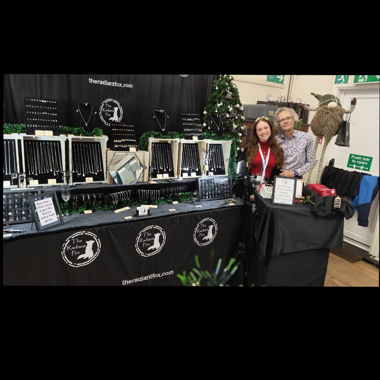 A lovely sparkly showcase at (@avoncroftarts3) Avoncroft Arts Society today before heading over to Hartlebury Castle this evening.
Pop along, have a hot drink and a piece of cake and enjoy a wonderful showcase of local independent makers.
Hope to see you.
#theradiantfox #avoncroftartscentre #avoncroftartssociety #sterlingsilverjewellery #jewellerylover #sterlingsilver #hartleburycastle