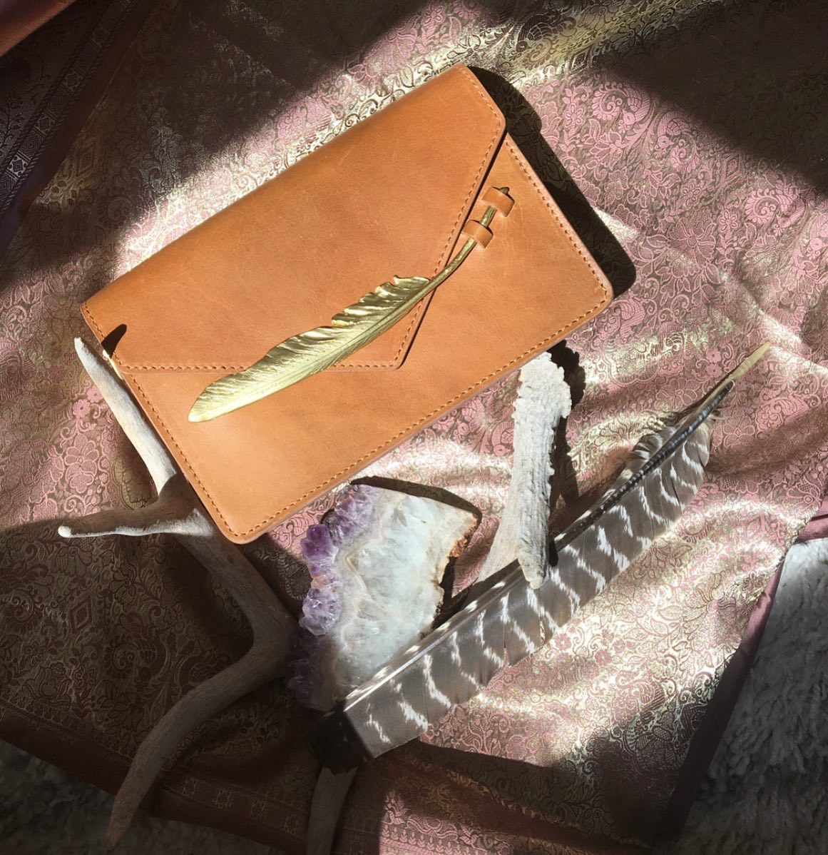 ✨Warm Cognac Sparrow ✨ check her out on our site, special discount applied! #rockandstone #goldenfeather #thankful #crossbody #convertiblecrossbody #removableleatherstrap #clutch