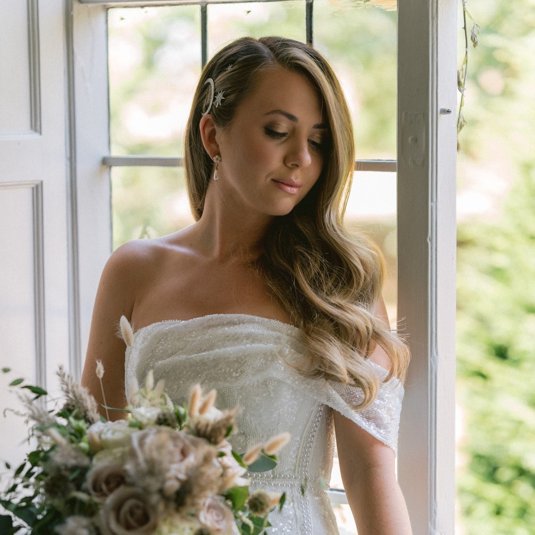 Un momento de calma.
Respirando profundamente.
Abrazando cada instante de este día único 💍
#novia #preparativosdeboda #pazinterior #diadelanovia #bridalmoments #antesdelsi #bodas #siquiero #quevivalanovia #fotodeboda #bride