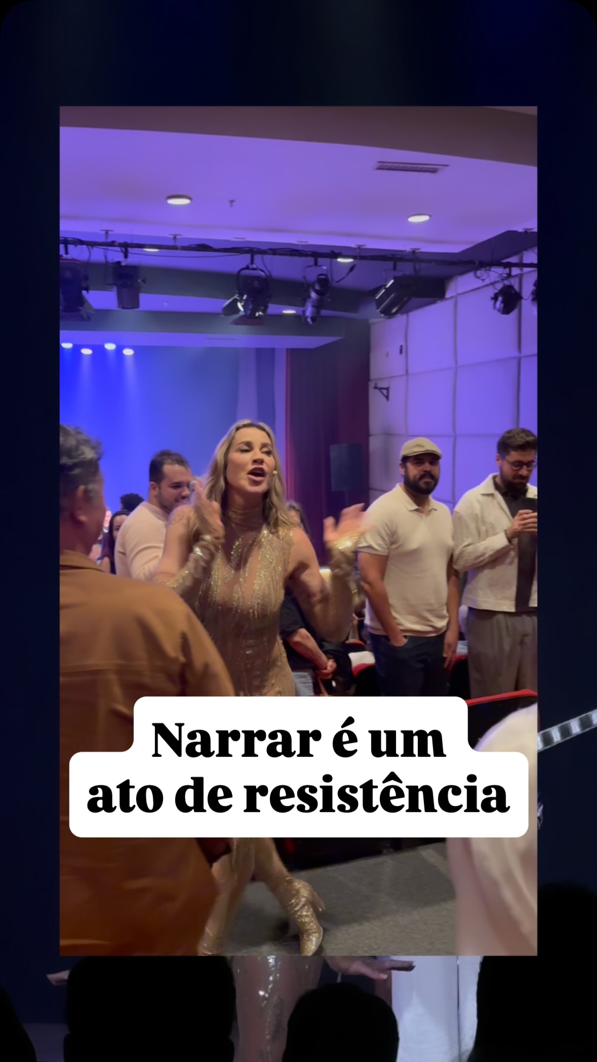 Assistam @luapio em @cantosdalua_oficial além de ser uma delícia, Cantos da Lua sustenta algo raro hoje: história, presença e tempo de escuta.
Histórias contadas com corpo e tempo ajudam a organizar a experiência psíquica, a dar forma ao que insiste internamente e a sustentar vínculos com a própria história.
Em um mundo de excesso de informação e fragmentação, isso não é entretenimento apenas, é cuidado.