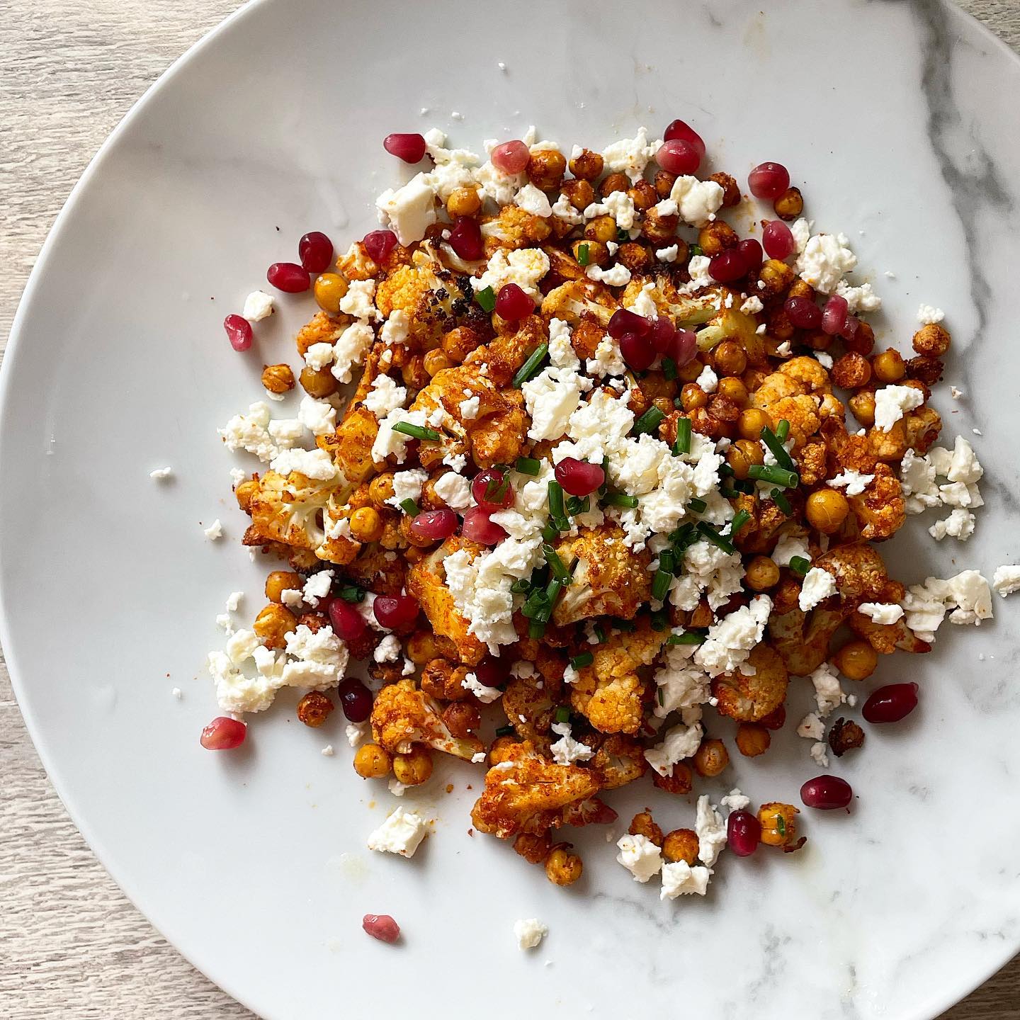 Jerk cauliflower and crispy chickpeas topped with feta, pomegranate and chive 💫 Who knew the texture of roasted cauliflower and chickpeas marinated in olive oil and jerk seasoning could taste like crispy potatoes! 🤩
Roast at 200 for 45 mins and voila 🎉