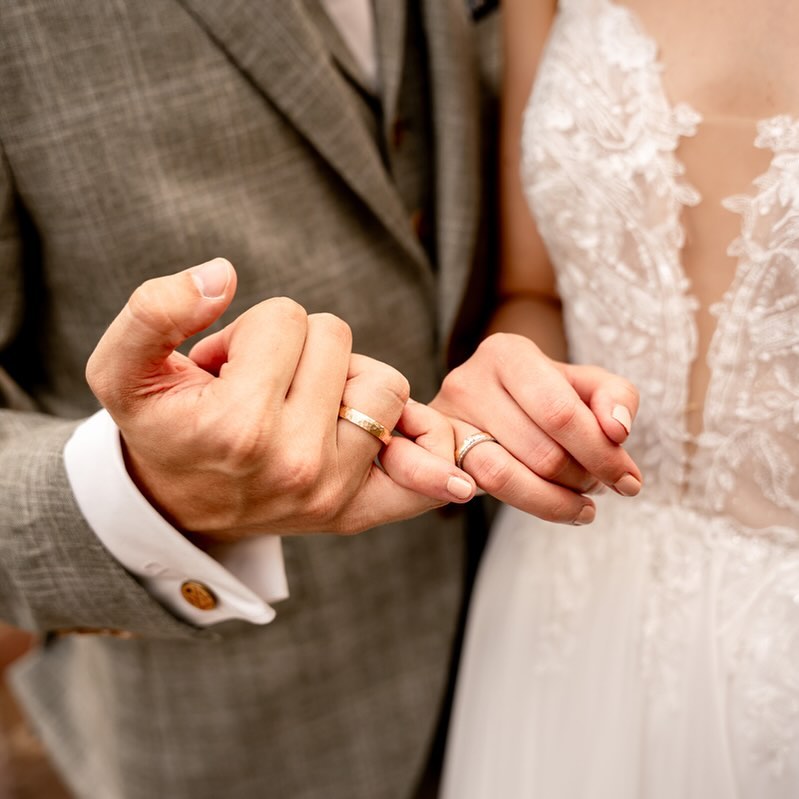 ✨ Kleiner-Finger-Schwur 🥰📸 eine kleine Geste und so viel Bedeutung ❤️
.
.
.
#weddingphotographer #belovedstories #elopmentlove #heywildweddings #goldenhourlove #vonbrautzubraut #oktoberhochzeit #shesaidyes #youngandwildstories
#hochzeitstag #weddingday #brautportrait #brautinspiration #brautstrauß #sunsetshooting #hochzeitstipps #hochzeitwuerzburg #fotografinwuerzburg #würzburg #hochzeitsplanung #heirateninfranken #hochzeit2024 #hochzeit2025 #bride2024