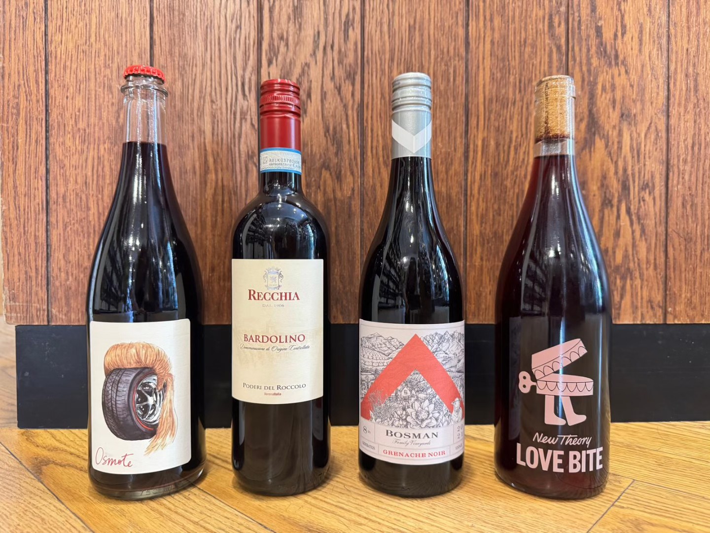 Four bold characters. One shelf. Which one’s calling your name? 🍷✨
From classic Italian elegance to juicy natural pours, this line-up is made for spring sipping:
🍒 Osmote Red – Finger Lakes freshness in a bottle, slightly chilled and utterly smashable.
🇮🇹 Recchia Bardolino – Light-bodied Veneto red with cherry charm and a whisper of spice.
🌄 Bosman Grenache Noir – South African soul, silky texture, and wild berry depth.
💋 New Theory ‘Love Bite’ – Natural, vibrant and a little cheeky – tart red fruits with a kiss of funk.
📍Available now at Islington Wine.
#IslingtonWine #RedWineSeason #NaturalWine #Bardolino #GrenacheNoir #LoveBiteWine #Osmote #WineLovers #VinNaturel #LondonWineShop #WineTime #SpringSips #DrinkBetterWine