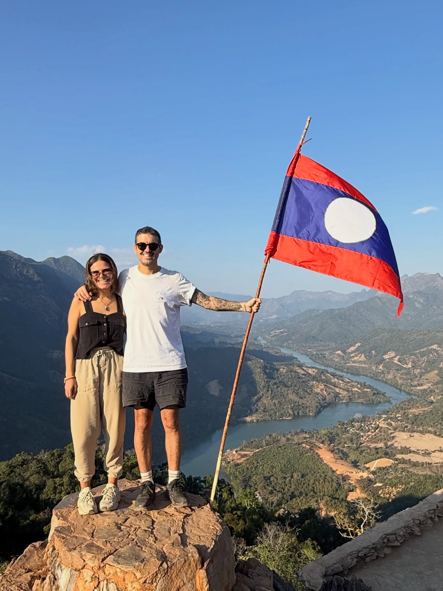 🏞️ NONG KHIAW, LAOS AUTÉNTICO 🇱🇦
Un pequeño pueblo entre montañas kársticas y el río Nam Ou para desconectar de todo y conectar con la naturaleza que lo rodea.
✨ Qué no te podés perder:
⛰️ Miradores de Nong Khiaw: trekkings de 1.30hs en ascenso con dificultades medias y difíciles y vistas épicas al amanecer o atardecer.
🚣♂️ Paseos en barco por el río Nam Ou: paisajes verdes, aldeas locales y pura calma.
🌿 Senderos y cuevas: caminatas simples para conectar con el entorno.
🏡 Vida local: casas de madera, templos tranquilos y noches silenciosas bajo las estrellas.
📍 Tip viajero: quedate al menos 2 noches para disfrutar los miradores sin apuro.
Guardá este post para tu próximo viaje ✈️✨
#NongKhiaw #Laos #LaosTravel