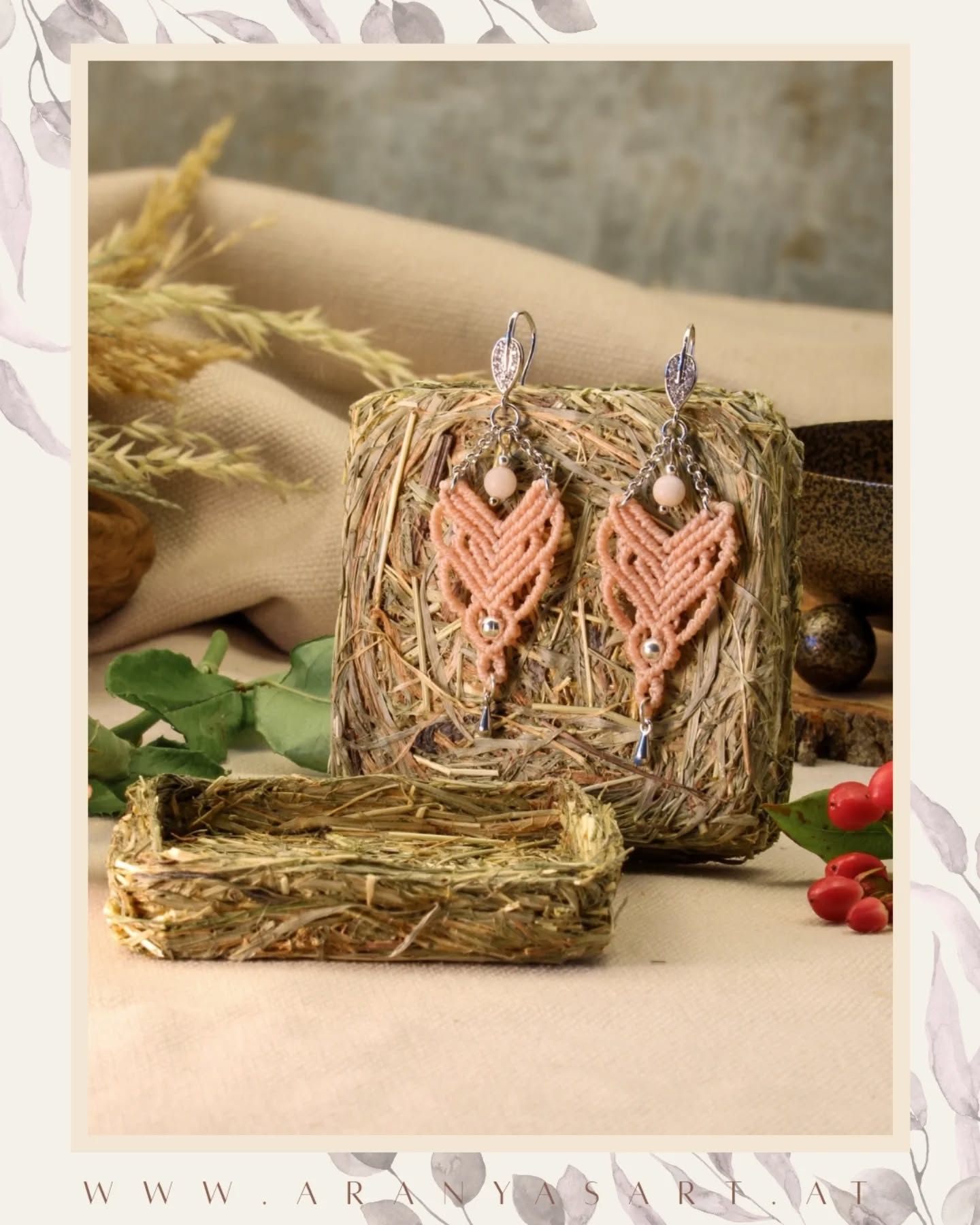 🩷 Heart“ Makramee-Ohrhänger (Korallrosa) 🩷
„Eleganz, die bei jeder Bewegung funkelt.“
Diese exklusiven Makramee-Ohrringe sind ein wahres Einzelstück und vereinen luxuriöse Details mit Liebe. In einem warmen Korallrosa geknüpft, hängen die filigranen Herzen an feinen Edelstahlkettchen, dazwischen je eine kleine Stein perle in Blush Rose und am Ende ein kleiner Edelstahl Tropfen, die für eine sanfte, schwingende Bewegung sorgen.
Du möchtest mehr erfahren?
Mehr dazu in meiner heutigen Story
Alle Details zu "Heart";und weitere Schmuckstücke findest du in meinem Shop ✨Link in Bio✨
Happy Freitag 💝
@aranyasart
#MakrameeOhrringe #aranyasArt #valentinstagsgeschenk