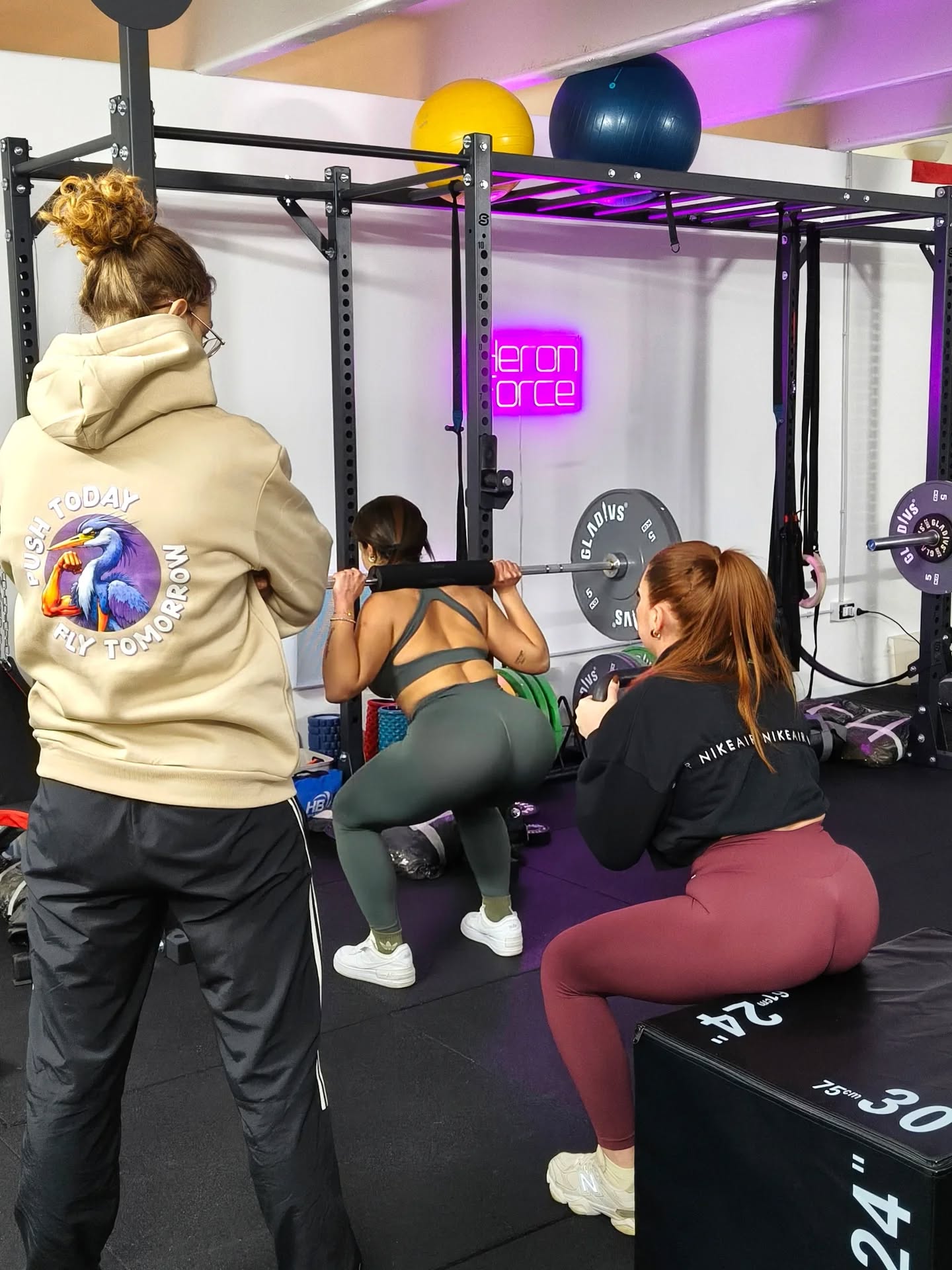 Allenarsi in coppia è bello.
Farlo con il coach sempre al tuo fianco cambia tutto.
Ogni esercizio viene adattato alle vostre esigenze, ogni momento è buono per spingervi un po’ oltre, ogni sessione è guidata, seguita, motivata.
Zero improvvisazione. Solo lavoro fatto bene, insieme.
E sì... quella è la nuova felpa Heron Force 🚀
Allenamento Personal.
Coach presente.
Risultati reali 👊🏼
📍 Via Sandro Pertini, 5 Castello di Cisterna
#personaltraining #coachlife
#fitcouple #functionaltraining
#strengthandconditioning