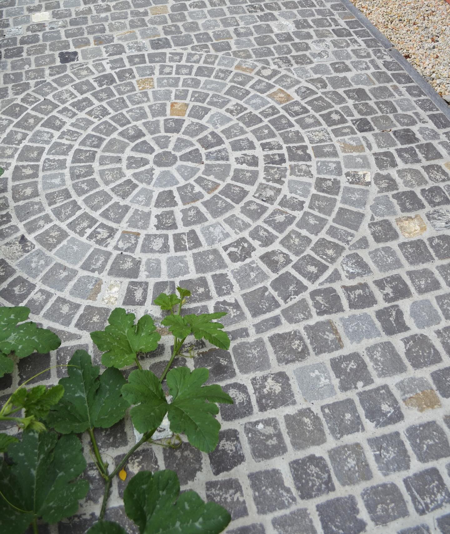 Dank einer Natursteinpflästerung kann jede Gartenanlage ein ganz individuelles und hochwertiges Erscheinungsbild erhalten. Mit den verschiedenen Verlegemustern und Steinen kann ein ausserordentlich natürlicher Belag entstehen.