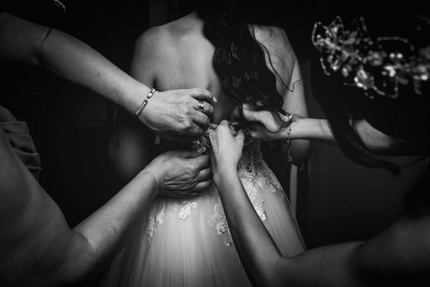 👐 Les petites mains qui s'affairent lors des préparatifs de la mariée 🖤
Reportage complet du mariage 💫 :
https://emmanoam.com/histoires-de-vie
#mariage #wedding #photographemariage #photographemariagelyon #mariagelyon #mariageroanne #mariagesyrien #mariagefrancosyrien #internationalwedding #mariageeglise #weddingphotographer #weddingphotographerfrance #portrait #nikon #bnw #bnwphotography #lyon #roanne #rhone #preparatifsmariee #mariee #robedemariage #weddingfrance #justmarried #weddinginspiration #blogmariage #weddingplanner #emmanoam #igerslyon #onephotoaday