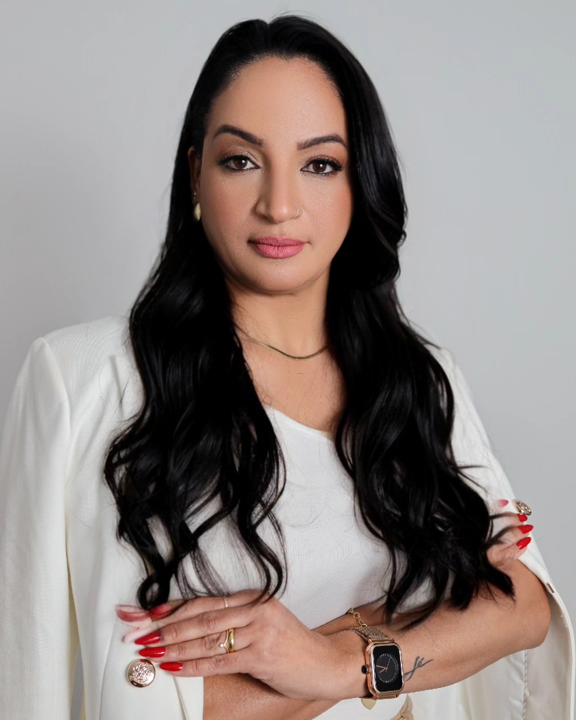 Prazer, sou Cristiane Silva ✨
Sempre acreditei que o olhar tem o poder de transformar tudo ao nosso redor. Foi com essa paixão que me entreguei à arte dos cílios, criando uma técnica exclusiva que realça a beleza e a autoestima de cada pessoa.
Como Lash Terapeuta e Lash Designer, meu compromisso é oferecer um atendimento personalizado que vai além da estética. Cuido dos seus cílios com técnicas especializadas, proporcionando não só beleza, mas também saúde e bem-estar para cada olhar.
Com + de 80 certificados e anos de experiência, minha missão é realçar sua beleza de forma sofisticada, segura e exclusiva, pensando em valorizar cada olhar de forma única.Aqui, cada atendimento é pensado para oferecer não apenas cílios impecáveis, mas também autoestima e
Se você busca uma experiência diferenciada, onde qualidade e bem-estar caminham juntas, seja bem-vinda ao meu mundo! ✨