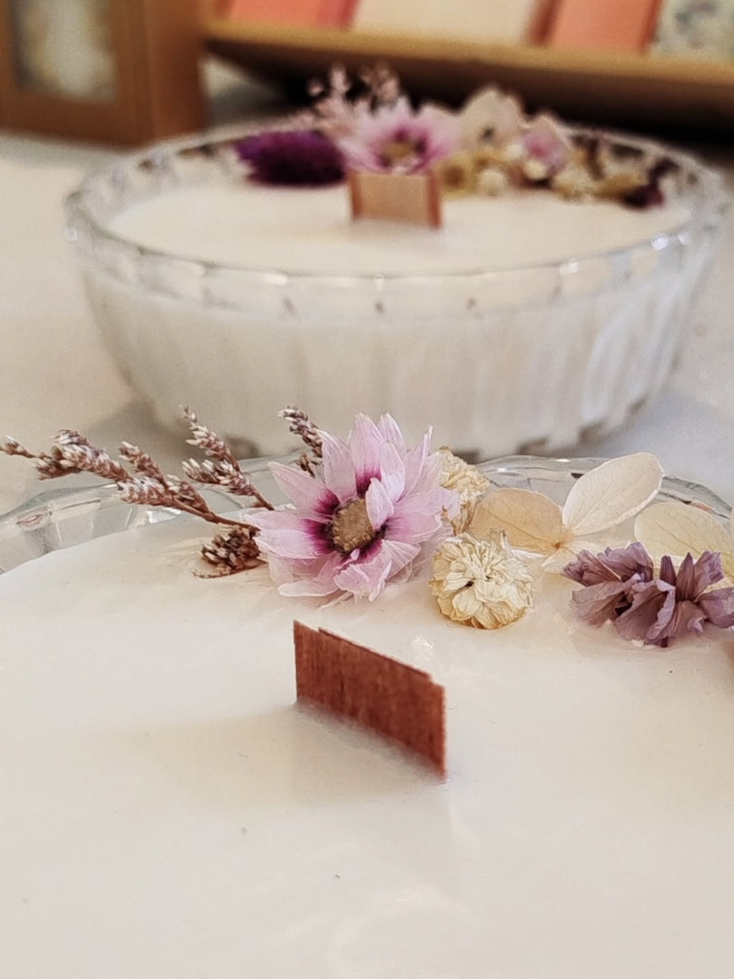 ✨ Imbolc : L'Éveil de la Lumière et le Retour de la Vie ✨
En ce début février, alors que l'hiver tient encore ses promesses de froid, le voile se lève sur Imbolc, une célébration païenne emplie d'espoir et de promesses. C'est la fête de la purification, du renouveau et du retour imminent de la lumière.
Dans la roue de l'année, Imbolc marque le milieu de l'hiver et l'arrivée en douceur du printemps encore dormant, le moment où la déesse Brigid, figure de la poésie, de la guérison et de la forge, rallume les feux intérieurs.
C'est une invitation à laisser derrière soi l'obscurité et à semer les graines de nos intentions et de nos projets pour les mois à venir.
🕯️ Chez Atelier Salem, cette période résonne profondément avec notre univers.
Nos bougies, coulées à la main avec intention, sont de véritables phares pour éclairer vos rituels personnels. Elles symbolisent cette flamme qui ne faiblit jamais, cette promesse d'un printemps renaissant.
Comment célébrer Imbolc ?
✨️🕯 Allumez une bougie blanche pour honorer la lumière et la purification ou une bougies à chaque fenêtre de votre maison au crépuscule pour inviter la lumière à revenir.
🧹 Nettoyez et rangez votre espace pour faire place au renouveau.
🌱 Plantez une intention ou commencez un nouveau projet.
🌸 Connectez-vous à la nature en observant les premiers signes du printemps.
🌿 Et vous qu'elles sont vos "graines" (projets,habitudes, rêves) que vous gardez au chaud en attendant le bon moment pour les planter ?
#Imbolc #quiberon #bougiefleursséchées #bougieartisanale #rituel