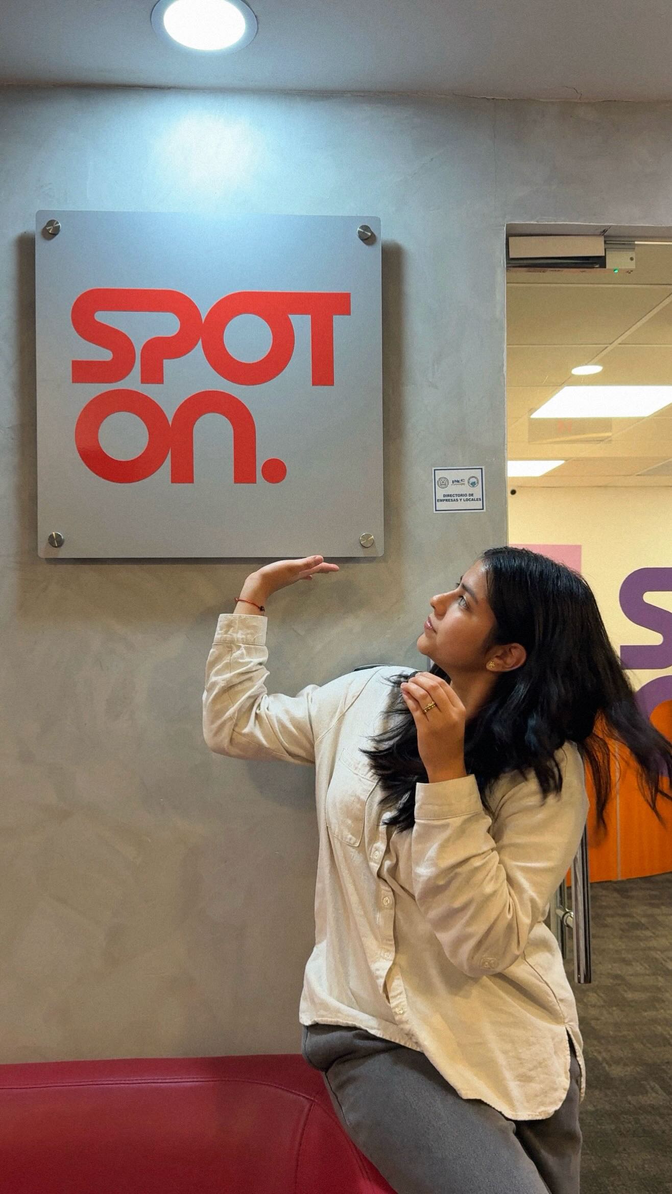 ¿Y si te decimos que la razón por la que estás estancado es por tu falta de branding? 🫣
Cuando el branding es claro, crear contenido se vuelve más fácil, la gente te reconoce más rápido y la lealtad se construye sola 🤌🏻
💡 El branding vive en los detalles: tu voz, tu visual, tu punto de vista.
💡 El marketing vive en acción: contenido, campañas, canales y conversión.
Y si quieres que te ayudemos con tu estrategia escríbenos ya sabes donde encontrarnos 🩷