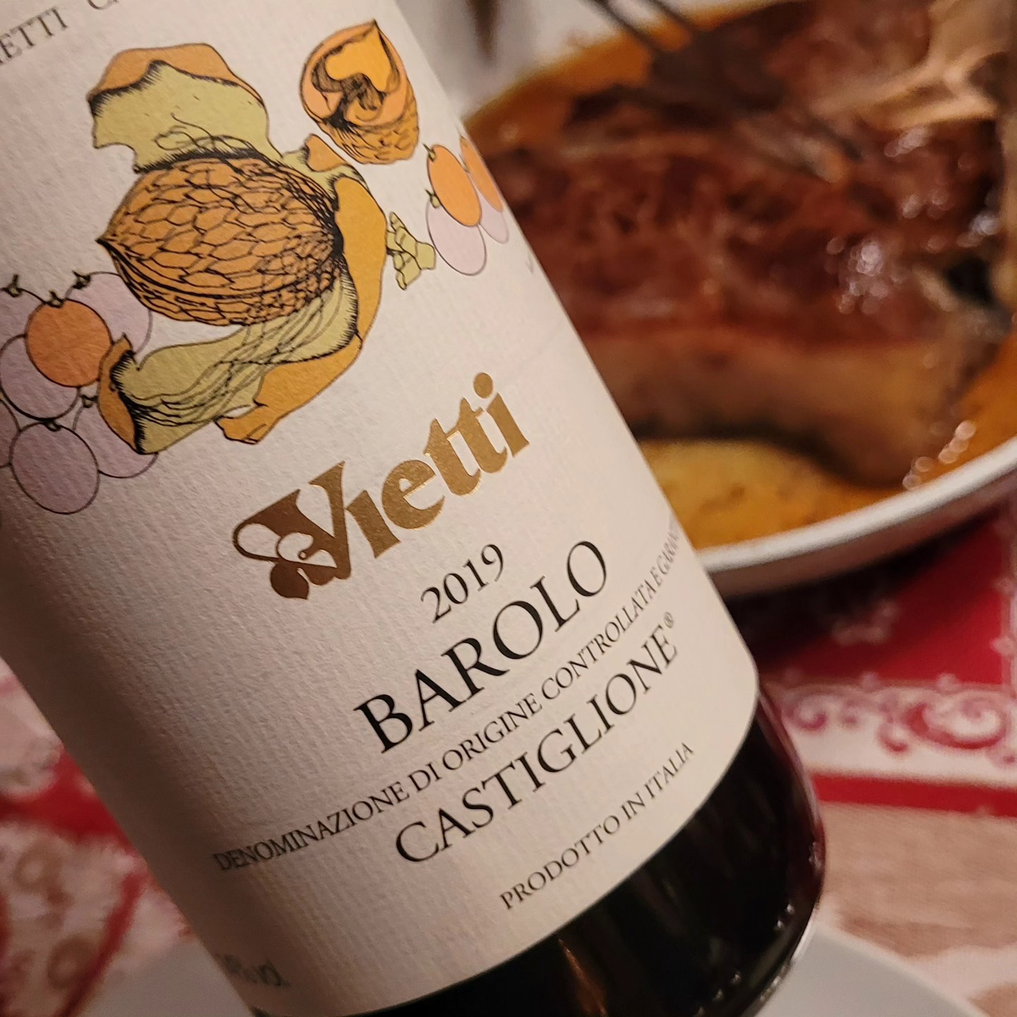 Merry Christmas! @vietti_winery 's Barolo Castiglione is always excellent value for money. This 2019 vintage is no exception. Not the best vintage I've had. But still great with my dry-aged steak. Salty, long finish. Tannins still need three to four years to round off. 93+ points. (There is serious Greek competition in this prize range... but it's Christmas, so I'll just enjoy and not critique.)
#redwine #redwinelovers #redwines #barolo #barolowine #barololovers #nebbiolo #nebbiololover #vietti #castiglione #steak #steakdinner #steaklover
