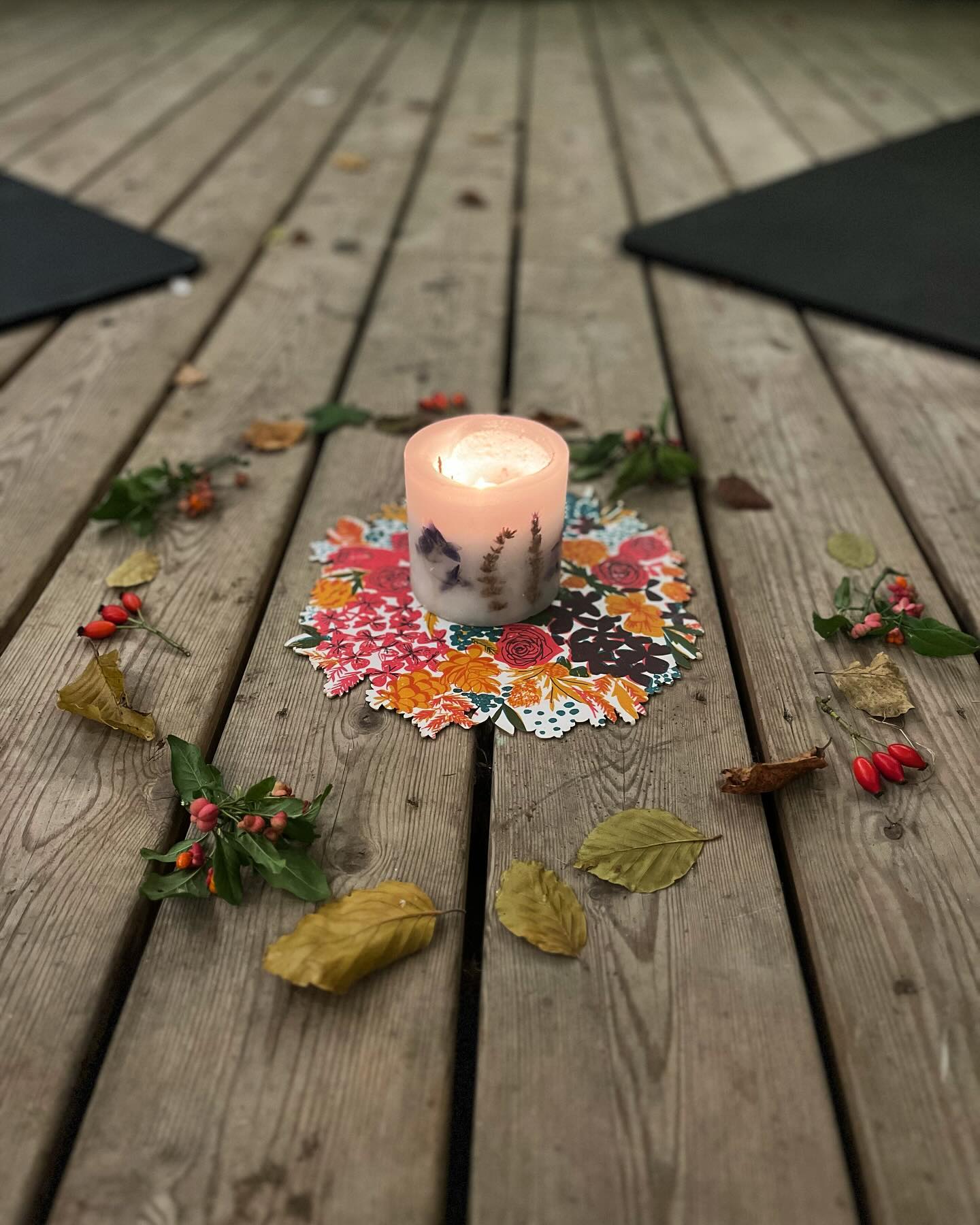 h u m b l e d
yet again
by life
by its excruciating mystery
by the tenacity it seems to show
in dragging you deep
to meet the edges
and then, it can feel almost by chance
usually when you’re looking the other way
it meets you there
in the pain, in the unknown
with it’s golden gifts
far beyond anything we can comprehend
or control
or conjure
it’s not easy
even to say to a trusted few
even when we encourage it in others
even we know that it will shift
that we’re swimming in those depths
shedding old skins
transforming, transitioning, transmuting
it is not easy
to speak or to share
to resist the need or want to fix
but it’s vital
and i’m here for it
here for the wholeness of it
in service to it
ever learning
ever fucking up
ever resisting
ever challenged
ever surprised
ever in awe
ever humbled
steeped in gratitude
to those that meet me there
people & place
in wholeness
honest, raw, messy, vulnerable
courageous truth
of w h o t h e y a r e
means i can keep meeting that in myself
what a gift
to be supported
to play my part
as the cycle continues
#natureconnection #ecotherapy #ecopsychology #fullmooninpisces #seasonaltransition #seasons #naturescycles #cycles #womenscircle #women #mentalhealth #wellbeing #hampshire