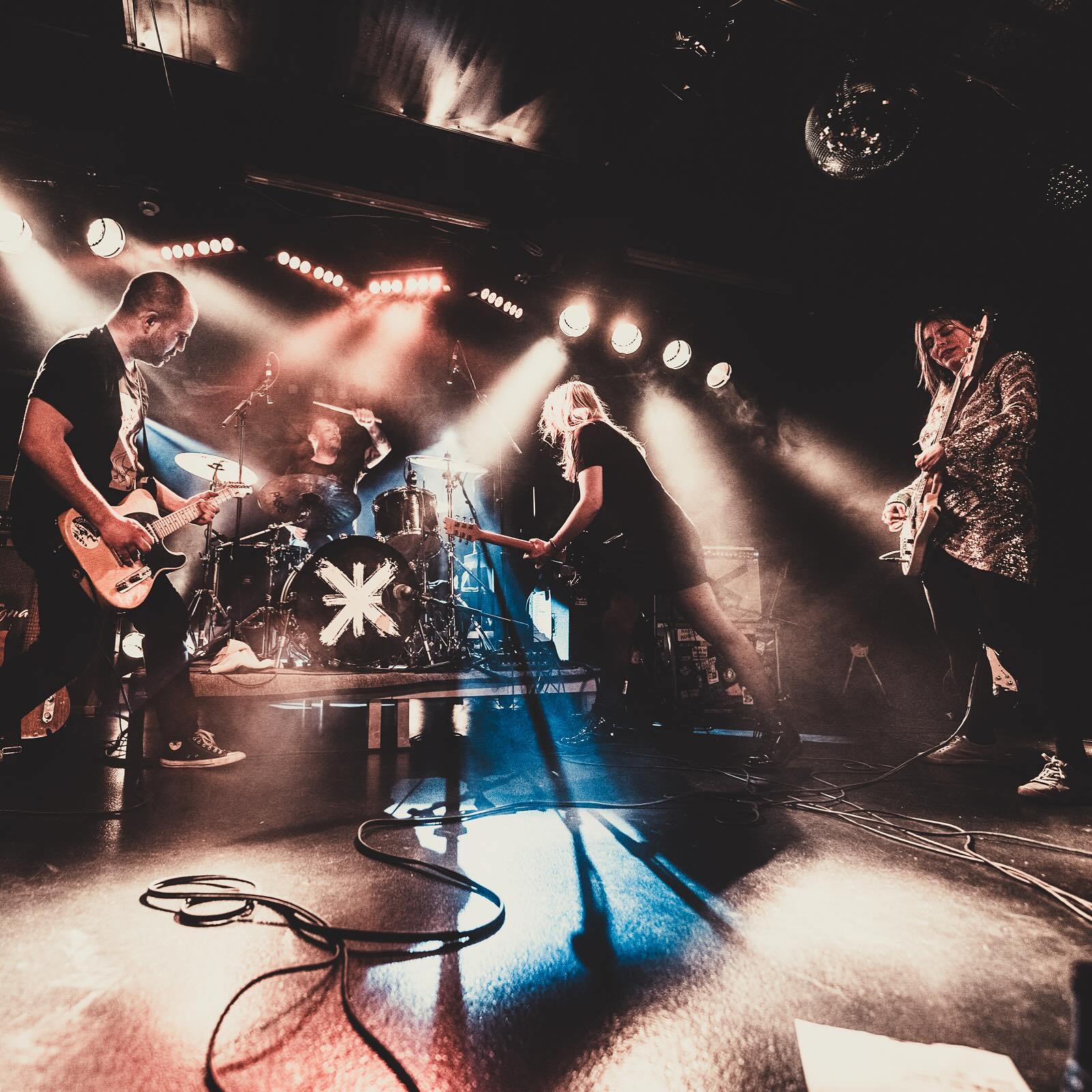 Am Karfreitag sind wir live im heissgeliebten CAFE MOKKA in Thun! ❤️🔥❤️🔥❤️🔥 Wer mit uns in‘s Osterweekend reinfeiern möchte, besorgt sich am besten mal schnell ein paar Tickets hier @cafebarmokkathun 🥳
Pic by @t13fotografie & @dirk_h_moens
#delilahsmusic #delilahs #livemusic