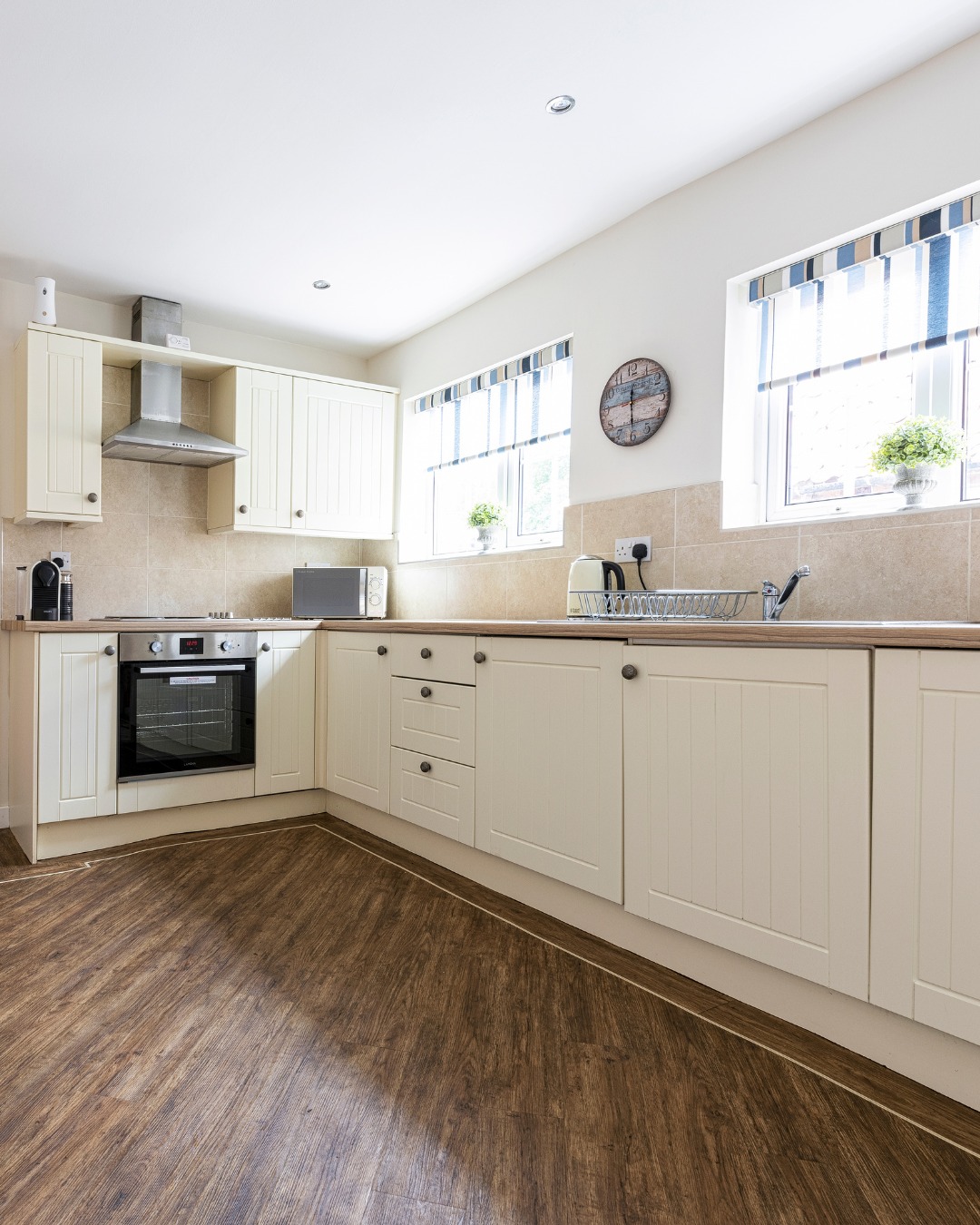 ❄️ Winter cooking, made easy 🍲
From simmering hearty soups to baking something sweet, our kitchens are thoughtfully set up for cosy winter stays. Well-equipped, practical, and designed to feel just like home, they’re perfect for relaxed evenings and slow mornings.
Cook, bake, and settle in. This is winter living, the countryside way. ✨
#VillageHolidays #WinterRetreat #CosyKitchens #SelfCateringStay #SeasonalComfort #CountrysideEscape