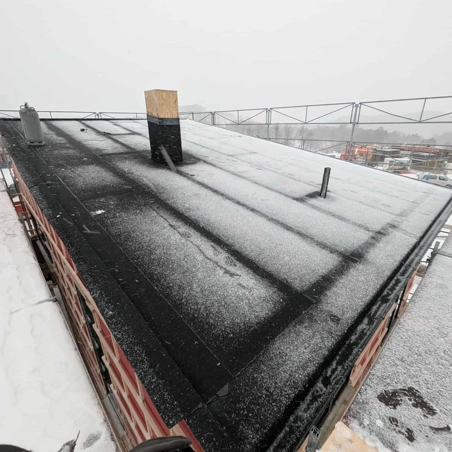 Januar 2026 har vært kald🥶 Men det stopper ikke oss! Vi tekker stadig nye tak. Litt bilder her av hva vi driver med 🦾😊