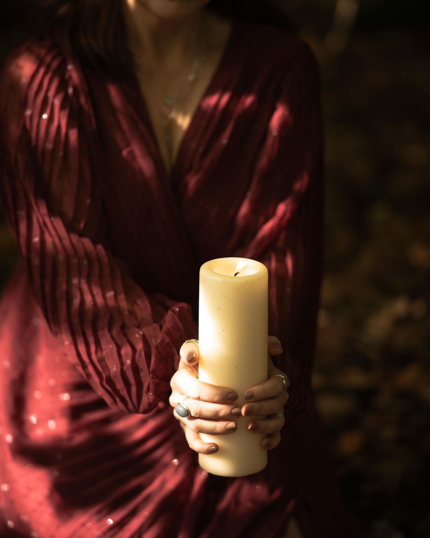 What a delight to begin our 9 month gestation with Marion Woodman’s The Pregnant Virgin last week. Twelve curious women from all over the globe coming together to slowly and patiently spiral our way through this rich and wise book.
⠀⠀⠀⠀⠀⠀⠀⠀⠀
Chapter 1- The Chrysalis: Am I Really? introduces us to the idea of life as a “being” and “becoming”. Woodman shares her own experience of learning that the paradox of life is that it involves death. That we shed blood in order to grow. That we need to be willing to hold the tension of the opposites and be crucified if we are to discover the “I am”.
⠀⠀⠀⠀⠀⠀⠀⠀⠀
She argues that the absence of rituals and containers in our western culture creates a meaningless and purposeless vortex for us to navigate. And so we need to create our own containers and rituals, internally and externally in order to mature and to become conscious. We need to find ways to build our own capacity to hold the tensions and to create community to hold these together.
⠀⠀⠀⠀⠀⠀⠀⠀⠀
She writes: “Many people in our culture are attempting to suffer these transformations alone, without any ritual container and without any group to support the influx of transcendent power….Without the container and without the group, the aloneness is almost intolerable. “
⠀⠀⠀⠀⠀⠀⠀⠀⠀
Grateful for this and all the other containers we are creating to support these transitions at this dark time 🙏✨
⠀⠀⠀⠀⠀⠀⠀⠀⠀
Huge thanks to @vanessatuckerphotography for this gorgeous image
⠀⠀⠀⠀⠀⠀⠀⠀⠀
#marionwoodman #thepregnantvirgin #womenscircles #circles #jung #communityastherapy #community #growingtogether #love #theembodiedsoul #psychotherapistsofinstagram