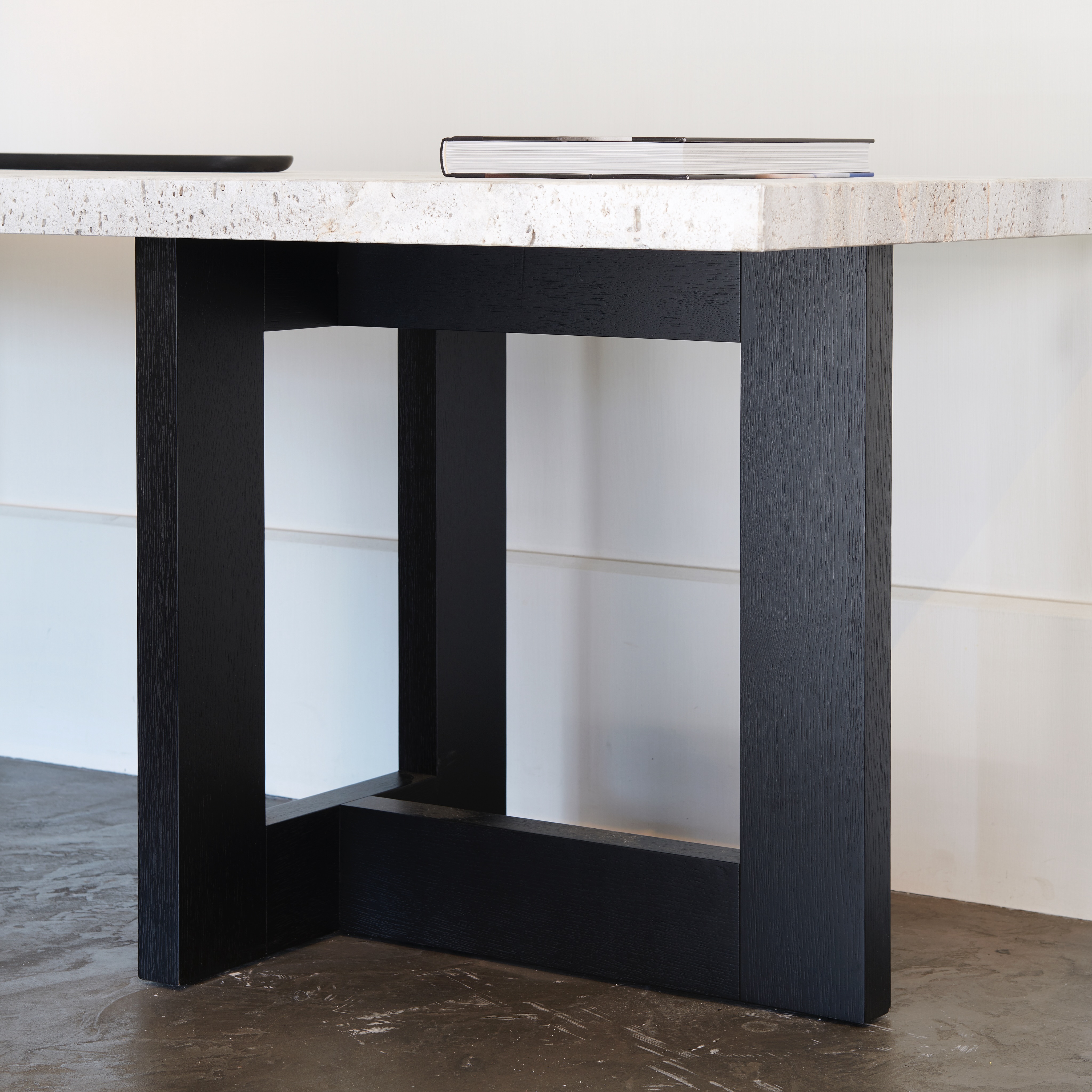 Details of our TRAVER Console. 🤩
The raw travertine top of this console makes it a decorative piece in its own right with its unique aesthetic.
#elixhome #furniture #furnituredesign #homedecor #belgianbrand