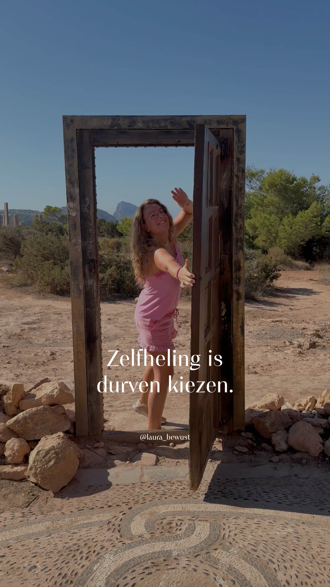 Je mag kiezen. Je mag stoppen. Ook als je ooit ja zei.
Je mag voelen: ‘Dit klopt niet meer voor mij’. Zelfs als je er liefde, tijd en energie in stak.
Heling betekent ook grenzen stellen en afscheid nemen. Iets of iemand loslaten, omdat het je systeem uitput. Omdat het je uit alignment haalt. Juist als je hoofd nog allerlei redenen bedenkt waarom het onlogisch is om deze keuze te maken, doe je het toch!
We zijn zo gewend om altijd maar door te gaan; te geven, te zorgen, te presteren. Maar systemen die structureel over hun grens gaan raken uitgeput. Vallen stil. Imploderen van binnenuit.
Zorg dragen voor het geheel begint bij luisteren naar jezelf. Bij voelen wat klopt en wat niet meer past. Bij durven kiezen. Ook als dat betekent dat je iets of iemand teleurstelt.
Een boom houdt geen dorre bladeren vast. Je lichaam ruimt dagelijks op wat het niet meer dient. Waarom zou jij dat dan niet mogen doen?
Het leven vraagt je om selectief te zijn. Pas als je durft te kiezen en durft los te laten ontstaat er ruimte voor heling, groei en nieuwe mogelijkheden.
Welke deur sluit jij vandaag die al te lang op een kier staat?
#zelfheling #grenzenstellen #bewustzijn #holistischleven #innerlijkwerk