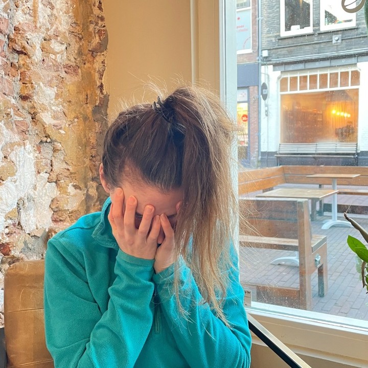 Waarom voelen mensen die (seksueel) misbruikt zijn, of (fysiek) geweld is aangedaan zich vaak schuldig en schamen ze zich daardoor? Volgens mij daar twee redenen voor.
Ten eerste omdat er meestal psychologische manipulatie bij komt kijken. Zoiets kan heel subtiel gebeuren. Ik heb meegemaakt dat iemand zijn conflict met iemand anders op mij fysiek afreageerde. Dat wist ik maar al te goed. En toch ging ik aan mezelf twijfelen; of ik iets anders had moeten doen. Dat is echt de wereld op zijn kop. 🙃
Mentaal is het vaak nog wel te relativeren, maar manipulatie is een aanslag op je lichaam. Gelukkig is het ook heel goed te helen. Vanuit je lichaam. En als je lichaam die heling echt kent, dan herkent je buik de eerstvolgende manipulatie vrij snel.
Ten tweede dat de onderliggende pijn te intens is. Dan zijn schuldgevoelens en schaamte net iets beter te verdragen. Ik zie dat echt als bedekking van een diepere pijn. De schuld en schaamte voorbij geeft heling/verwerking. Dit gebeurt niet door maar vaak genoeg tegen jezelf te zeggen (of door anderen te laten zeggen) dat het niet jouw schuld is, of dat je je nergens voor hoeft te schamen. Zulke geruststellende woorden zijn lief bedoeld, maar verwijderen je ergens ook verder van de verwerking. Want eigenlijk ontken je daarmee die gevoelens en wijs je jezelf af.
Vooral aan het begin van mijn helingsproces heb ik dit ook veel gedaan, mezelf gerustgesteld met koesterende woorden: ‘je hoeft niet bang te zijn’, ‘het komt goed’, ‘je hoeft je niet te schamen’. Het punt is, iets in mij was wel bang, voelde veel schaamte en had behoefte aan erkenning van die gevoelens.
Schuld en schaamte doorvoelen, zodat je bij de diepere pijn komt en die kunt toelaten. Weer vanuit het lichaam. Zo ontstaat heling en dan heb je die geruststelling ook niet meer perse nodig.
#lichaamswerk #heling #lichaamsbewustzijn #lichaamsgerichtetherapie #misbruik #geweld #yinyoga