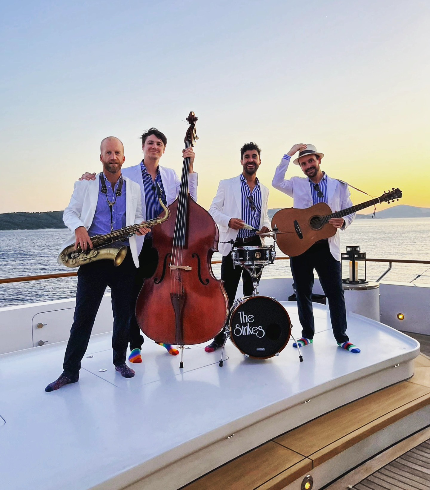 Superyacht sunsets 🛥️🌅🎷
•
#superyacht #yachtband #sunset #thestrikes #wearethestrikes #jahta #zalazaksunca #doublebass #contrabass #guitar #saxophone #drums #strollingband #roamingband #luxuryevents #privateevents