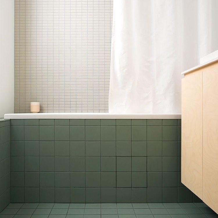 #inspiration #salledebain #carrelage #architectureinterieure
On joue sur les couleurs et les différents formats de carrelage et tout ça avec une pointe de bois. Une salle de bain lumineuse et chaleureuse!