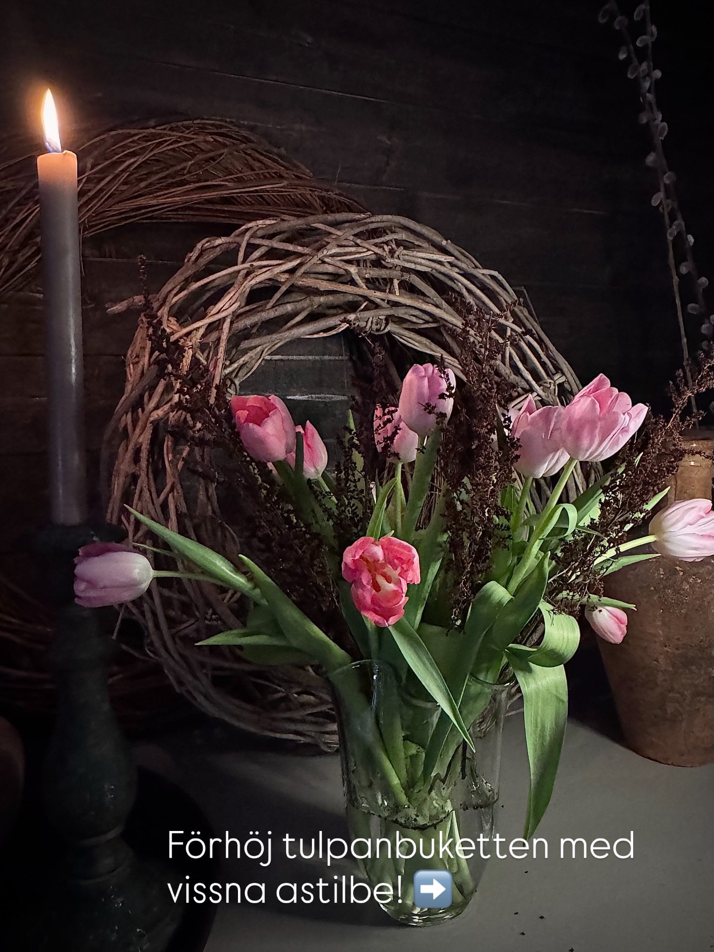 🌷Fredagsbuketten🌷
Tulpanerna har fått sällskap av vissna blomställningar från astilbe. Använd det vissna du har från trädgården, om du nu låtit det få vara kvar. För det har du väl?
Så mycket utfyllnadsmaterial till buketten det finns att plocka!
#tulpan #fredagsbuketten #blomsterglæde #torkadeväxter #florist