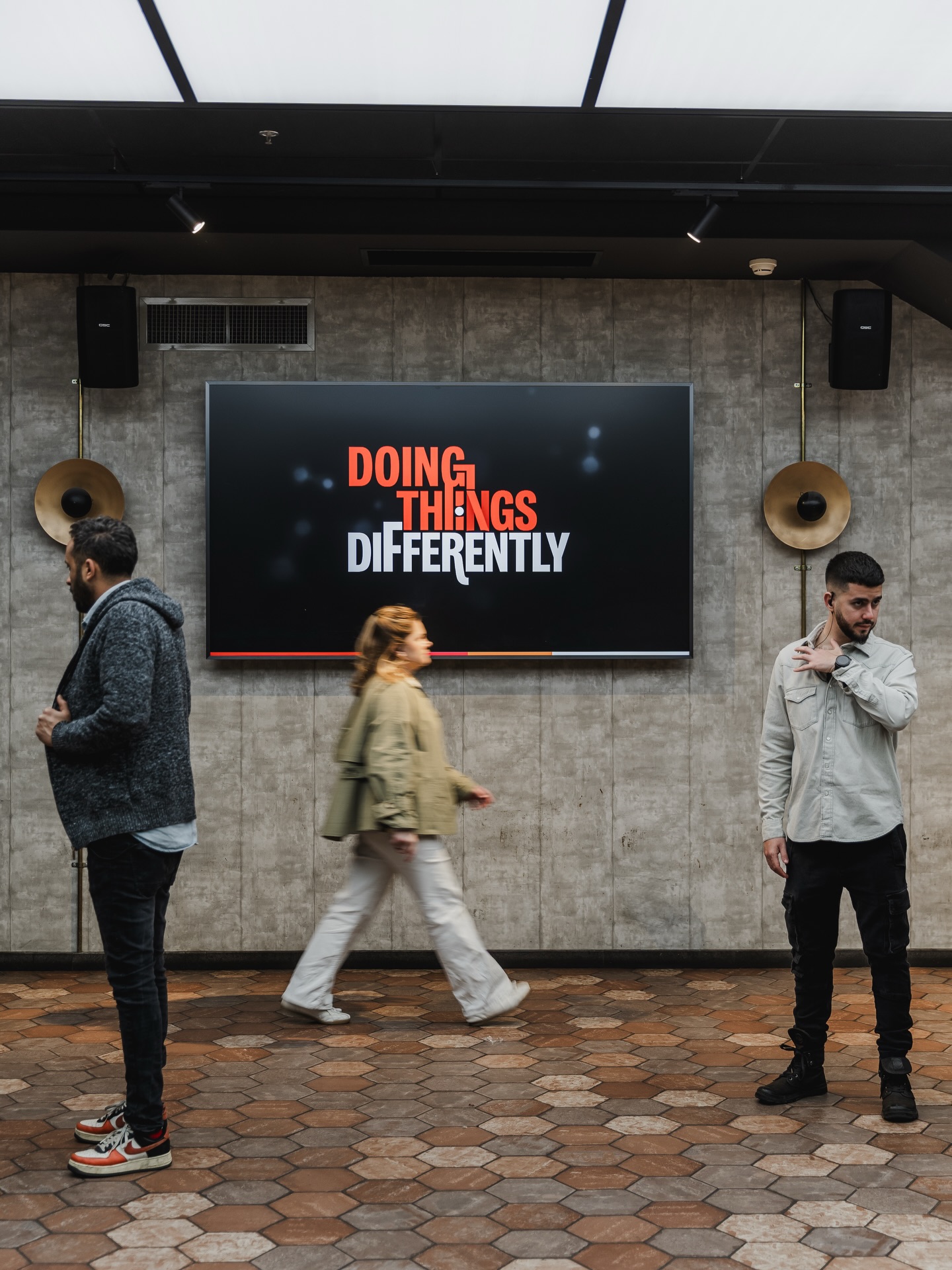  בשבוע שעבר צילמתי אירוע סיכום 2025 ופתיחת 2026 לחברת נטורל אינטיליג׳נס באנרגיה אחרת לגמרי! 8 בבוקר, זאפה תל אביב, 500 עובדים ופחמימות (אימוג׳י של בורקס)!
המסר שליווה את הארוע זה ״לעשות דברים אחרת״ (באנגלית זה נשמע טוב יותר 😉) והכל בהשראה של סרטי קולנוע וחשיבה מחוץ לקופסא ביג טיים🍿. שמחה תמיד לעבוד עם חברות שמשקיעות בעצמן ובעובדים שלהן ובעיקר משקיעות בתיעוד של הארועים 🧿 כן ירבו! @natural.intelligence.life