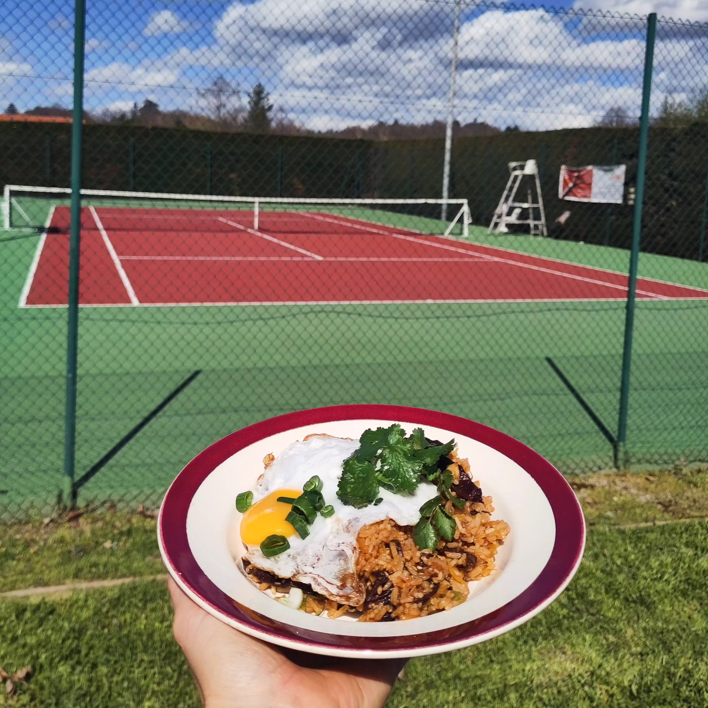 Et voilà nouveau tournage, nouvelle recette !
Nasi goreng 🇮🇩 sur fond de tennis club !
#michaelyoun #onset #catering #flashback