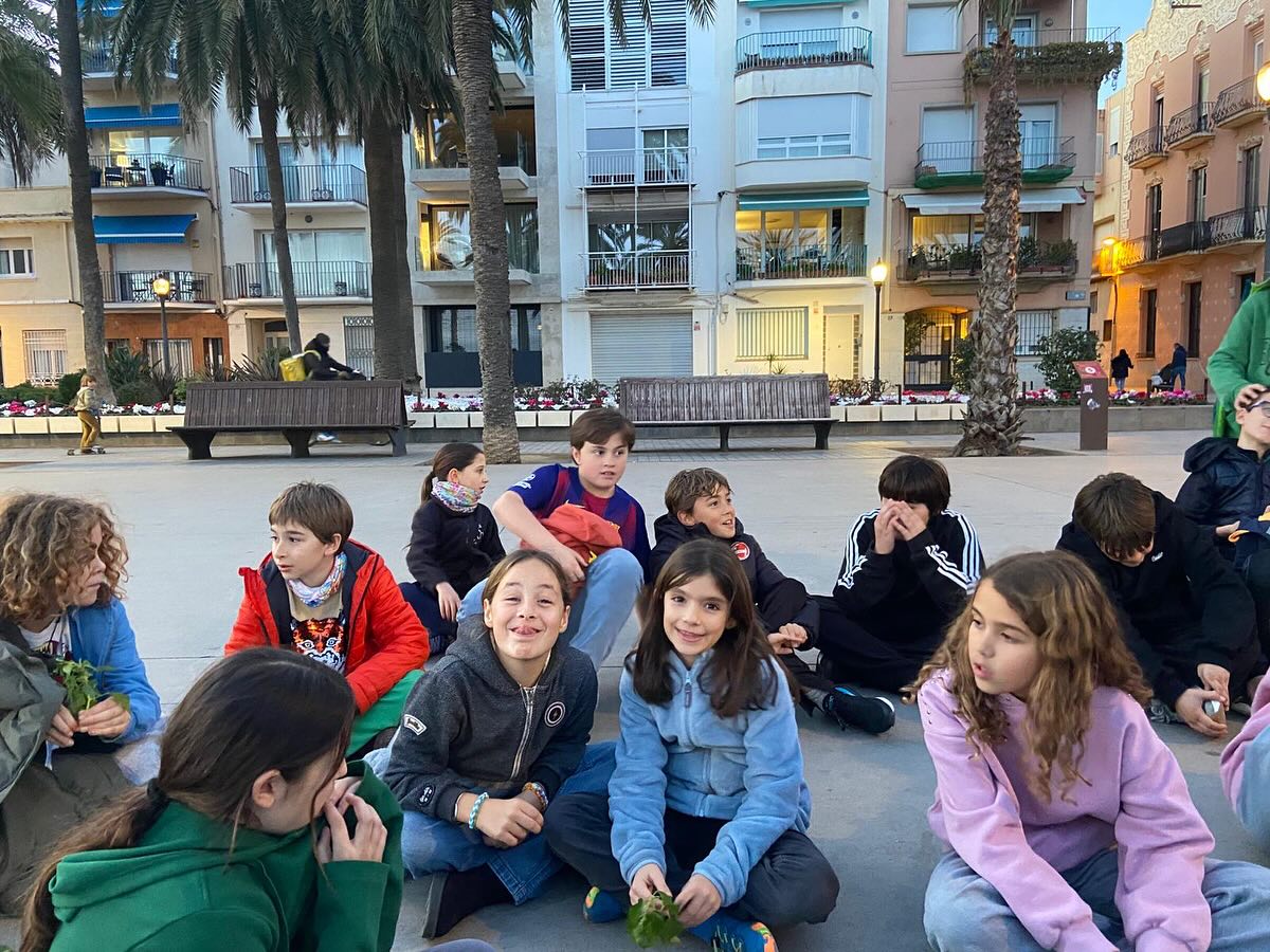 Hola Xirus!!
Aquest dissabte…
🧡Els petits vam celebrar l’aniversari d’en Ronkis🥳🎉, vam jugar tots junts per poder aconseguir els ingredients🥚🥣 necessaris per fer-li un pastís🎂👩🍳🧑🍳, un cop el vam tenir fet va venir en Ronkis i vam estar celebrant el seu aniversari tots junts!
💙Als Mp’s ens va visitar el cavaller del xirus⚔️ i vam fer un taller d’escuts 🛡️🎨 per poder ajudar al cavaller del xirus que el seu escut ja era molt vell!
💜Els Mg’s vam posar en marxa la nostra orientació🧭 i vam fer un joc de proves per badalona per decobrir les nostres habilitats d’orientació! 🔎✨🗺️ Ens ho vam passar molt bé!
💚Els grans vam fer un joc de pistes🔎 per badalona per descobrir on s’amagava el nostre estimat golden follet✨💛☘️!
🩷Els súpers vam fer l’esperada gincama de la pinça🧷⭐️!! Aquesta activitat sempre ens encanta!🫶🏻🥳
🩵Els joves vam estar treballant la orientació🧭🗺️ i la cooperacio 🫂👣fent una gincama pels carrers de badalona✨
Ens veiem dissabte que ve Xirus!👣🩵
#dissabtesdesplai