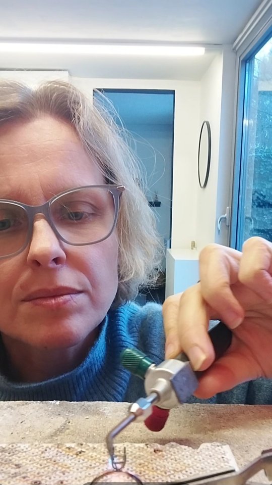 Geen perfectie zonder geduld
Echt vakmanschap laat zich niet haasten. Elk maatwerkjuweel vraagt tijd, aandacht en geduld. Van het eerste idee tot de laatste afwerking groeit een sieraad stap voor stap – met zorg, precisie en liefde voor het ambacht.
Perfectie zit niet in snelheid, maar in toewijding.
✨ Op zoek naar een juweel dat met geduld en vakmanschap is gemaakt? Ontdek de kracht van maatwerk.
#goudsmid
#juweelontwerp
#goudsmidatelier
#maatwerkjuwelen
#maatwerk