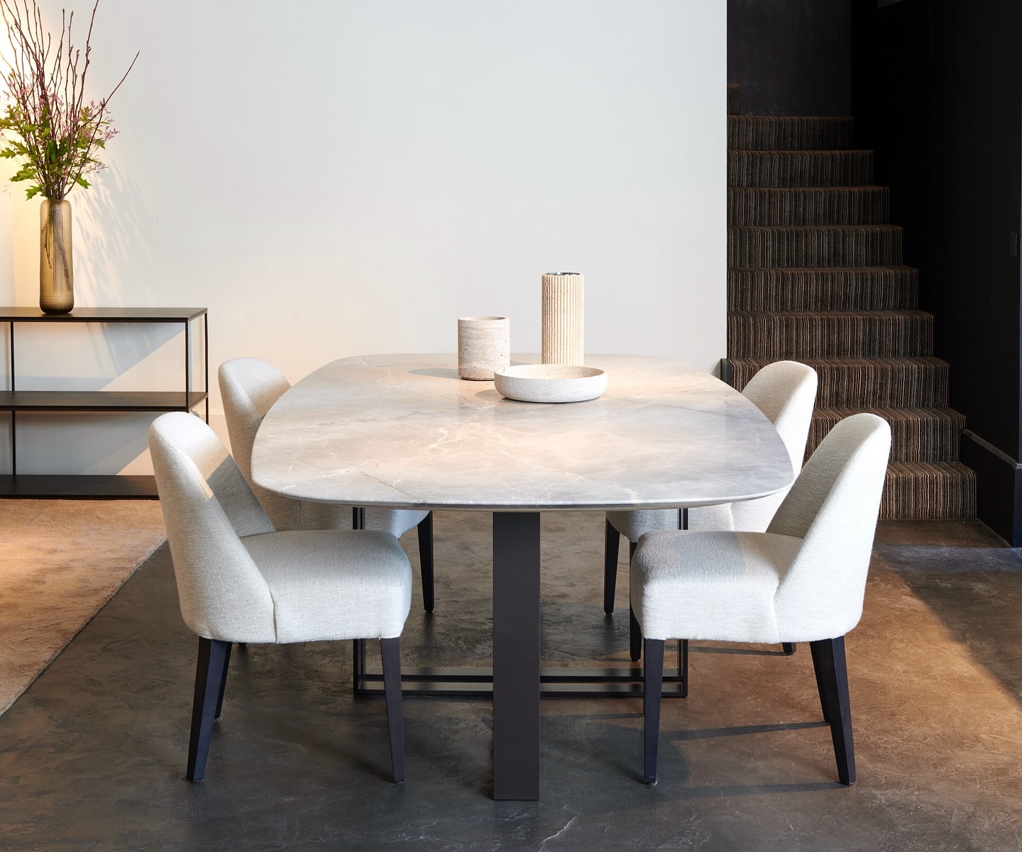 Looking for timeless, contemporary furniture ? Check our LUNA table, you can choose the shape & type of marble or wood of the table top! 🤩
Shown here in combination with the AMAL chair, whose fabric is customisable.
Happy Weekend !! 🤍