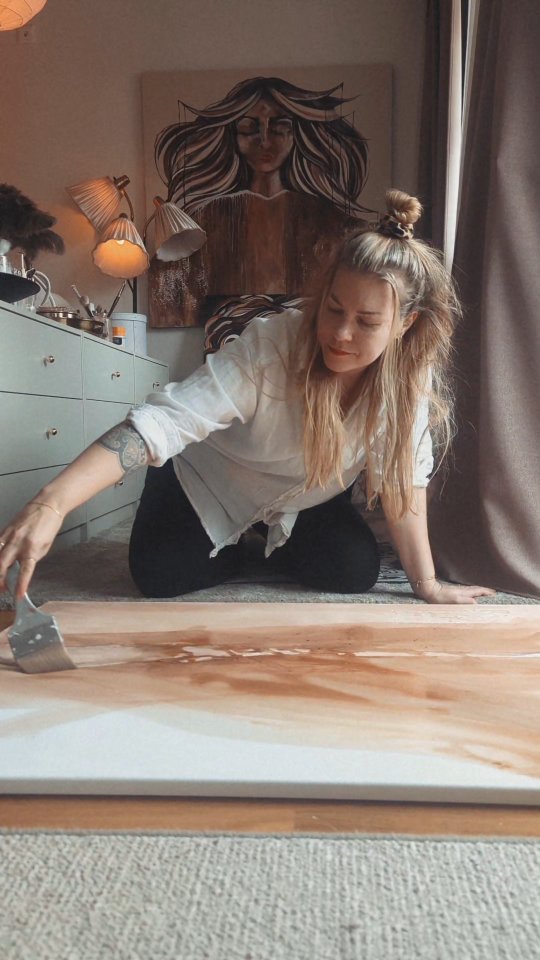 Från att vara en person som alltid vill ha både kontroll och en plan har jag nu behövt gå in i en tid av ovisshet samtidigt som jag måste ge full tillit till andra.
För mig är det riktigt svårt.
Inom konstterapi finns en enkel men kraftfull övning: att öva på att släppa kontrollen genom att öva på tavelduken.
Det här är min övningstavla, där jag placerar ner mina känslor för dagen och övar på att låta det få bli som det blir.
Det finns inget mål med tavlan mer än processen i sig ✨
.
.
.
.
.
.
.
.
.
.
.
#konstterapi #bildterapi #målningsövning #kreativterapi #kreativitetsomläkning #surrendertotheunknown
#skapande #måladinakänslor #göteborg #bröstcancer #måla #konstworkshop #mindfulart #abstraktkonst #dansterapi #healingjourney