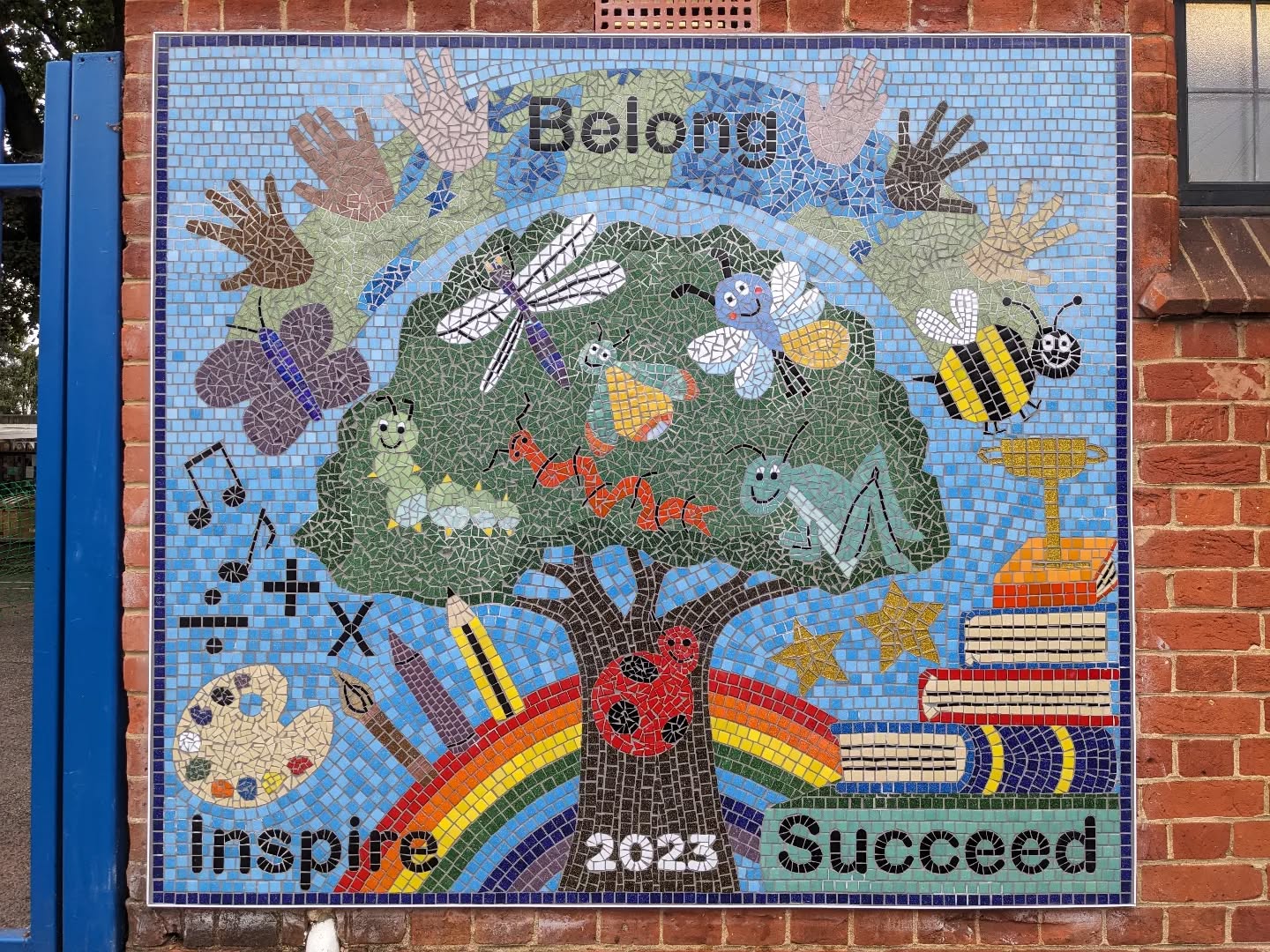 West Byfleet Infant School 🐛 this mosaic features all the schools class names which are insects and every element has been drawn by the children. The mosaic really adds to the space and welcomes you in with all the smiles and glorious colours it contains.
#rainbowartwork #rainbowmosaic #treemosaic #insectart #insectmosaic #schoolprojectideas #infantschool #inspire #belong #succeed #schoolsubjects #ihavethisthingwithtiles #glassmosaic #glasstiles