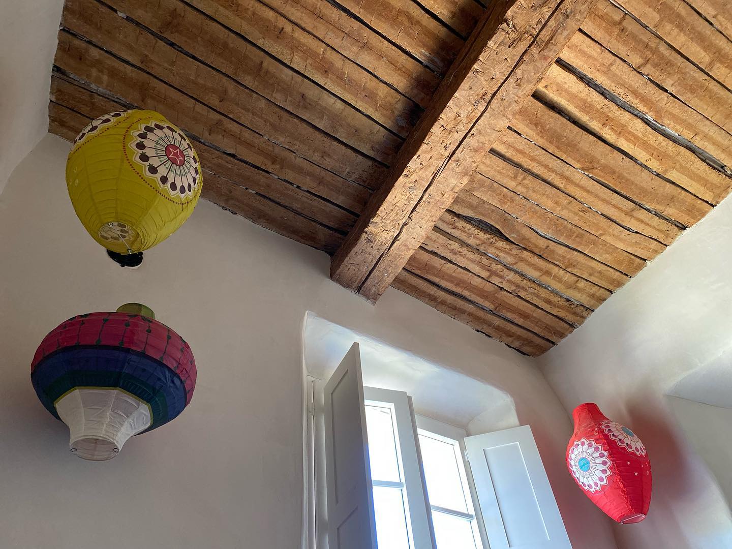 The beauty of authentic ceiling in every bedroom of La Maison LONG****.
.
.
.
.
Book La Maison LONG****
Vacation home | Photoshoot
4 bedrooms | 6 guests
📍In the heart of the village (Ollioules, Var)
⛱ 15 min from beaches by car
⏱ Near Sanary-sur-Mer, Bandol, Le Castellet, Evenos, La Cadiere d'Azur, Toulon!
⌨ For lowest prices, book here:
www.lamaisonlong.com
.
.
Réservez La Maison LONG****
Maison de vacances | Lieu de Tournage
4 chambres | 6 personnes
📍Au cœur du village (Ollioules, Var)
⛱ 15 min des plages en voiture
⏱ Proche de Sanary-sur-Mer, Bandol, Le Castellet, Evenos, La Cadiere d'Azur, Toulon!
⌨ Réservez ici (prix les plus bas) : www.lamaisonlong.com
#lamaisonlong #maisonlong #ollioules #sanarysurmer #vacationhome #slow #slowliving #cotedazur #southoffrance #regionsud #frenchriviera #provencealpescotedazur #pacatourisme #maisonalouer #locationsaisonniere #maisondecharme #maisonsdevacances
#authenticprovence #suddelafrance #lesud #ProvenceGuide #VisitProvence #frenchcountry #uniquehomes #amazingspaces #patrimoinefrancais #oldstones