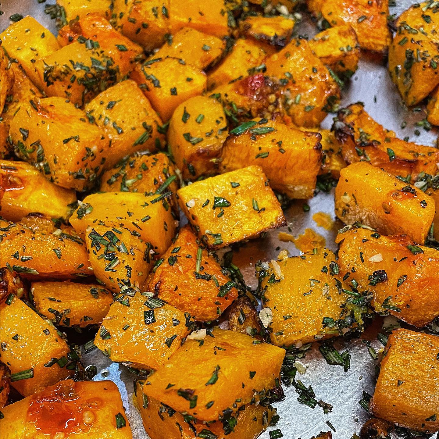 Seasonal squash roasted with herbs , garlic and chilli, served as a side dish or on toasted sourdough with whipped ricotta, topped with mixed seeds
Autumn season is here 🍂 🎃
#restaurant #food #tasty #seasonal #squash #pumpkin #maidenhead