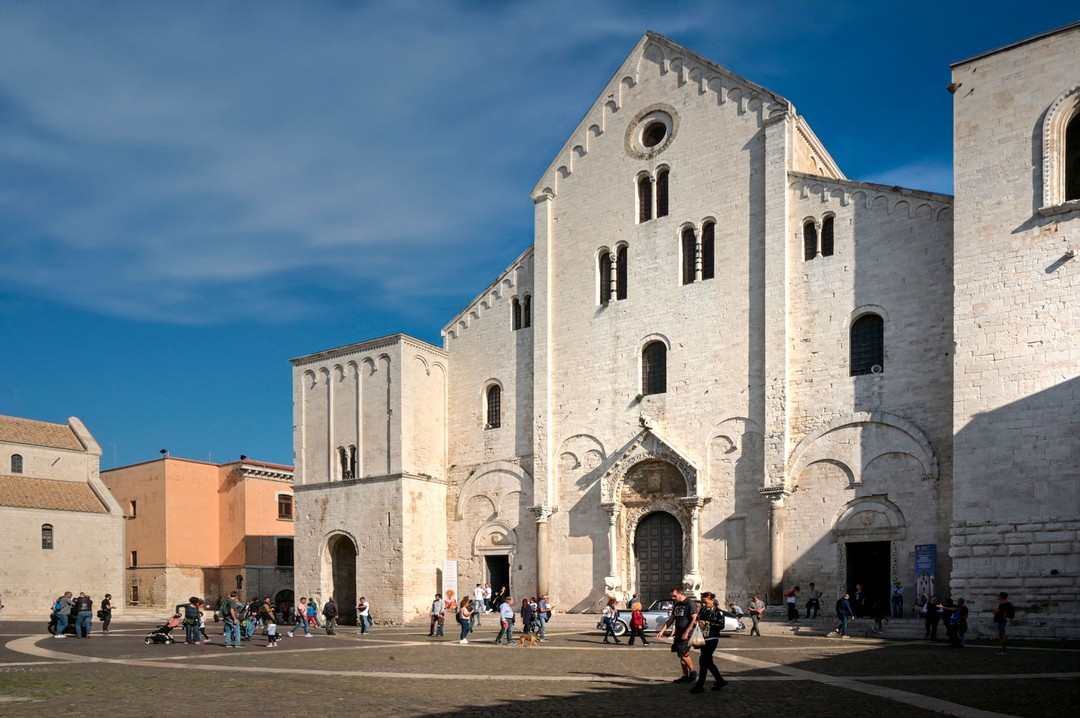 Un'icona di storia e spiritualità, le sue linee architettoniche e la sua aura mistica ispirano turisti e fotografi che si ritrovano al suo cospetto. Che emozione poter condividere con voi questo scatto che cattura la bellezza senza tempo di questa meraviglia pugliese, la Basilica di San Nicola nel cuore di Bari.
www.andreaveneziano.it
#andreaveveziano #bari #sannicola #maggiobarese #basilica #puglia2024 #turismo #apulia2024 #apulia #fotografoperpassione #fotografo
