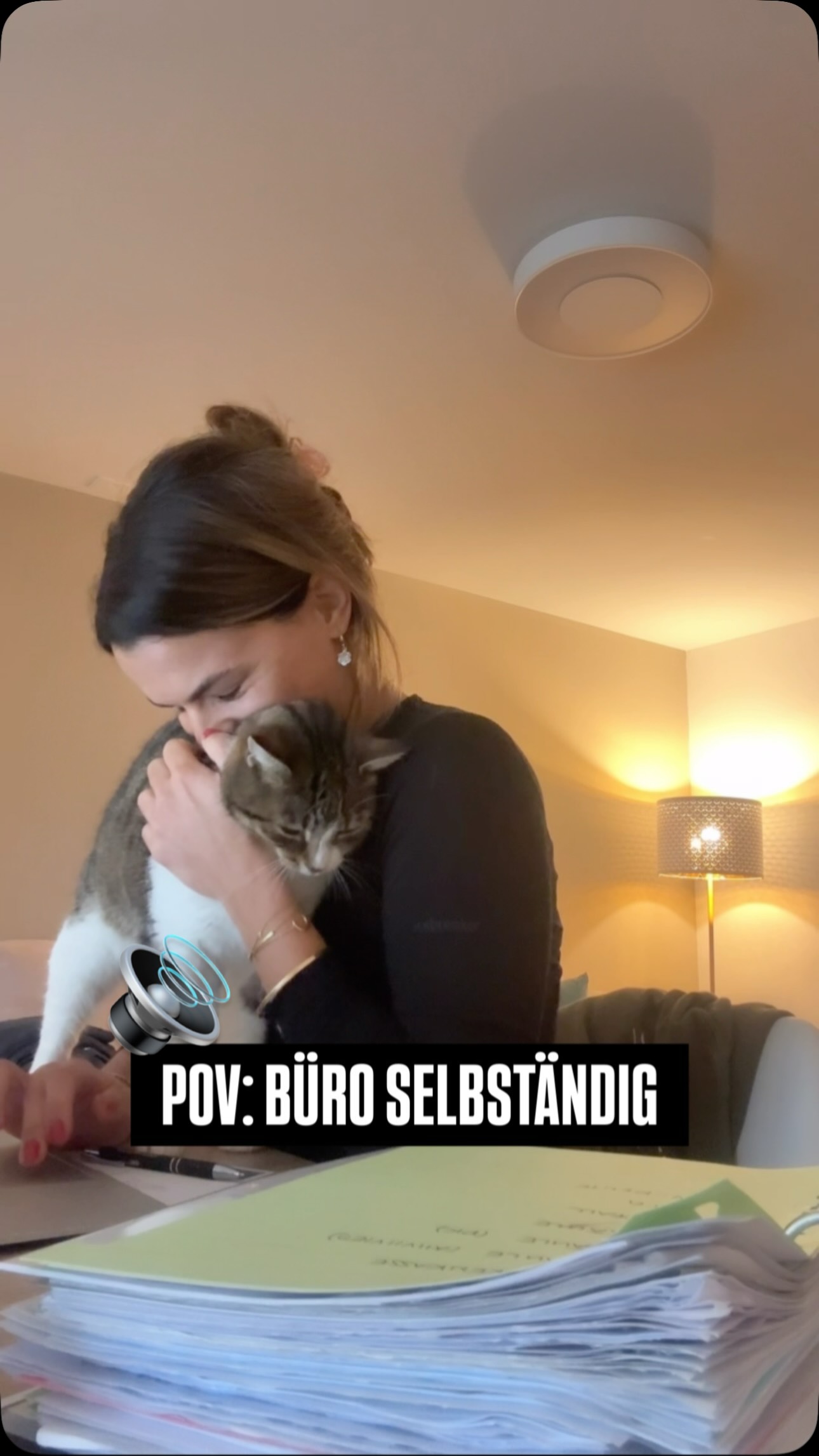 🔊Ich wenn ich für die Steuererklärung die Abzüge für zwei Einzelunternehmen am berechnen bin. Mein Kopf und viele Zahlen so:🤯 ich suche sogar mein Handy, weil ich vergessen hab, dass ich damit filme🤦🏻♀️😂 wer kennts?
Danke an Minou für deine Hilfe😻
#selfemployed #joyfit #joyfitbydesire #created