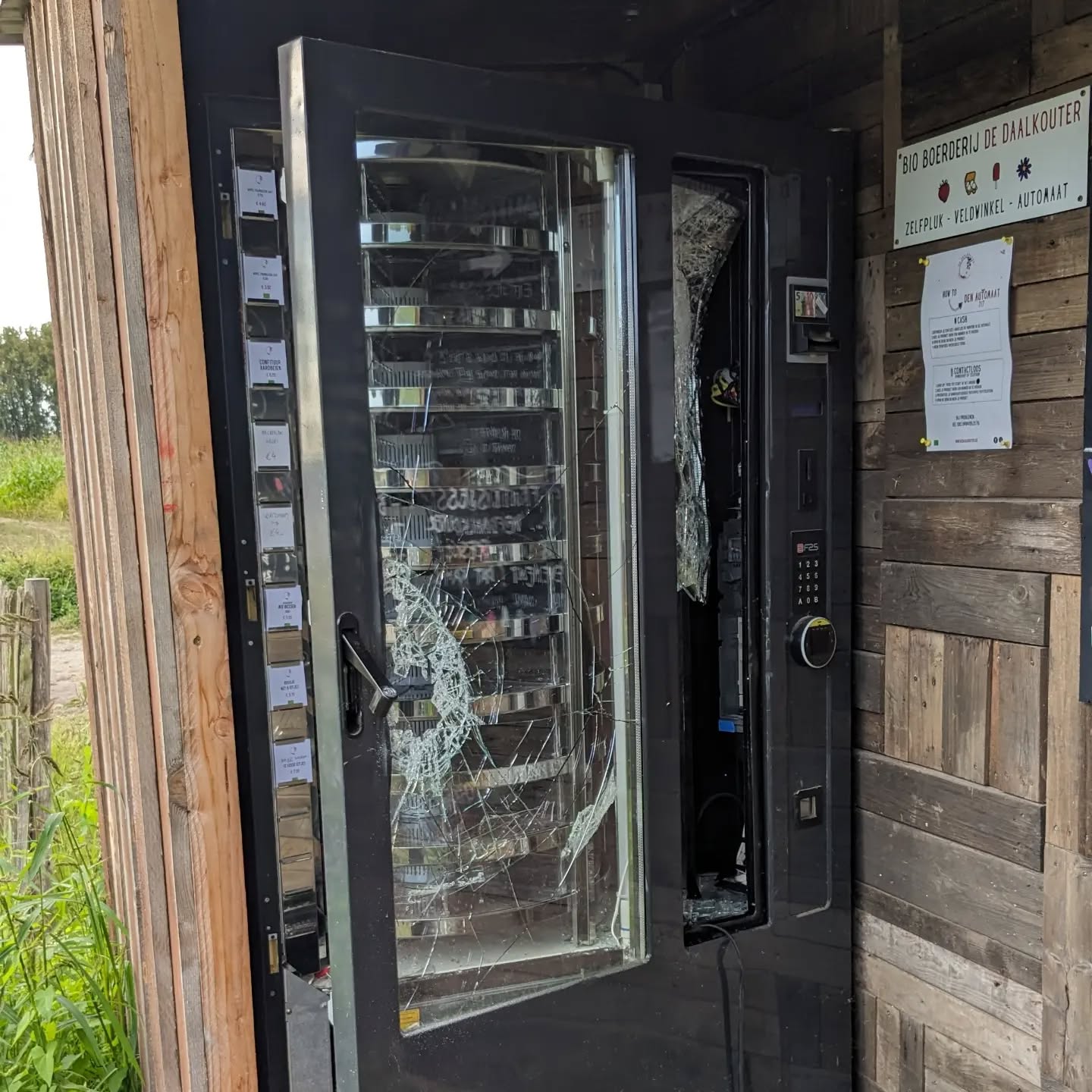 Wat een 2 september 😢
Na een prachtig seizoen met zoveel schone momenten is het vandaag toch even slikken. Vannacht werd onze automaat vernield en alle centjes erin gestolen. 😢 Zo jammer! Door het kordaat en snel optreden van onze overburen werd gelukkig erger voorkomen. 🙏 Danku buren!! 🙏
Momenteel dus geen automaat meer op de boerderij..
We kijken verder wat we kunnen doen om dit snel op te lossen.
👨🌾👩🌾👩🌾