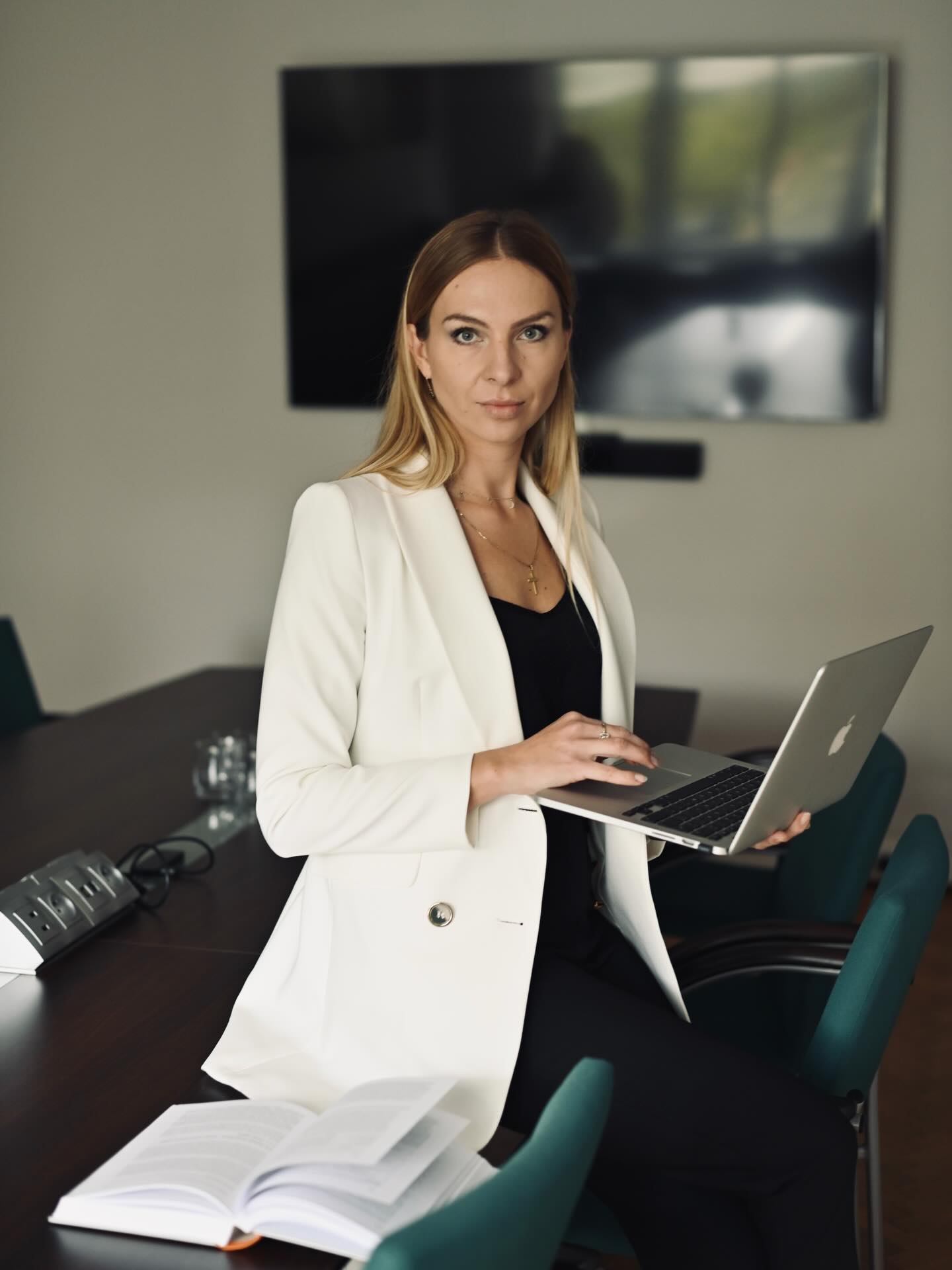 Już wkrótce przygotuję dla Was rolkę na temat znaczenia wyroku Trybunał Sprawiedliwości Unii Europejskiej w dniu 22 stycznia 2026 r. TSUE wydał przełomowy wyrok w sprawie C-902/24 Herchoski dotyczący możliwości stosowania potrącenia między roszczeniami banku a kredytobiorcy w sporach frankowych, co to dokładnie oznacza w praktyce wyjaśnię Wam w najbliższych rolkach :) a po tak w kilku słowach to przede wszystkim :
Bank może zgłaszać zarzut potrącenia wobec roszczenia konsumenta o zwrot wpłaconych rat nawet wtedy, gdy jednocześnie kwestionuje nieważność umowy kredytu. 
Roszczenie banku o zwrot kapitału nie staje się wymagalne zanim sąd nie stwierdzi prawomocnie nieważności umowy – co oznacza, że wcześniejsze wezwania banków do zapłaty nie wywołują skutków prawnych ani nie generują odsetek ustawowych za opóźnienie. 
Potrącenie może służyć efektywnemu rozliczeniu stron w jednym postępowaniu, co ogranicza liczbę oddzielnych procesów i koszty. 
TSUE chroni ochronę konsumenta – instrument potrącenia nie może być wykorzystywany jako narzędzie nacisku na kredytobiorcę i musi uwzględniać jego poinformowanie o konsekwencjach. 
👉 Co to oznacza dla frankowiczów?
📌 Bank nie może „na zapas” pozwać o cały kapitał i naliczać odsetek, kiedy sam twierdzi, że umowa jest ważna. 
📌 Skuteczne potrącenie będzie możliwe dopiero po prawomocnym unieważnieniu umowy. 
📌 To wzmacnia ochronę konsumentów i ogranicza praktyki „na wszelki wypadek”. #adwokatdanutaknapik #norvialegal #kancelariaadwokacka #franki