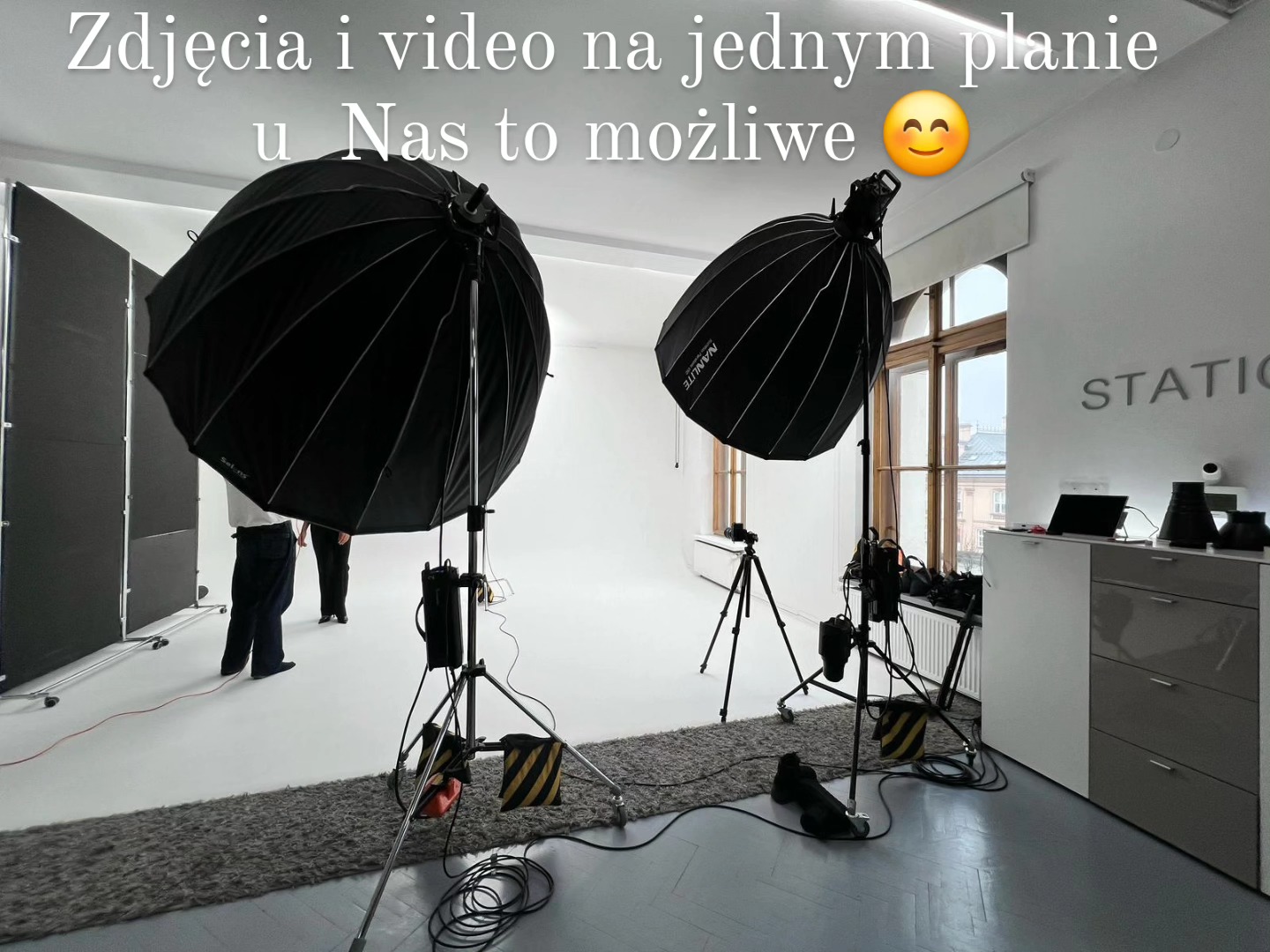 Często dostajemy pytanie czy da się u nas rozstawić 2 proste sety do zdjęć i video na ig... owszem da się a powyżej jest tego przykład.
Z uwagi że nasz sprzęt jest regularnie sprawdzany to nie zmienia Ci się temperatura barwowa na materiale 😊
