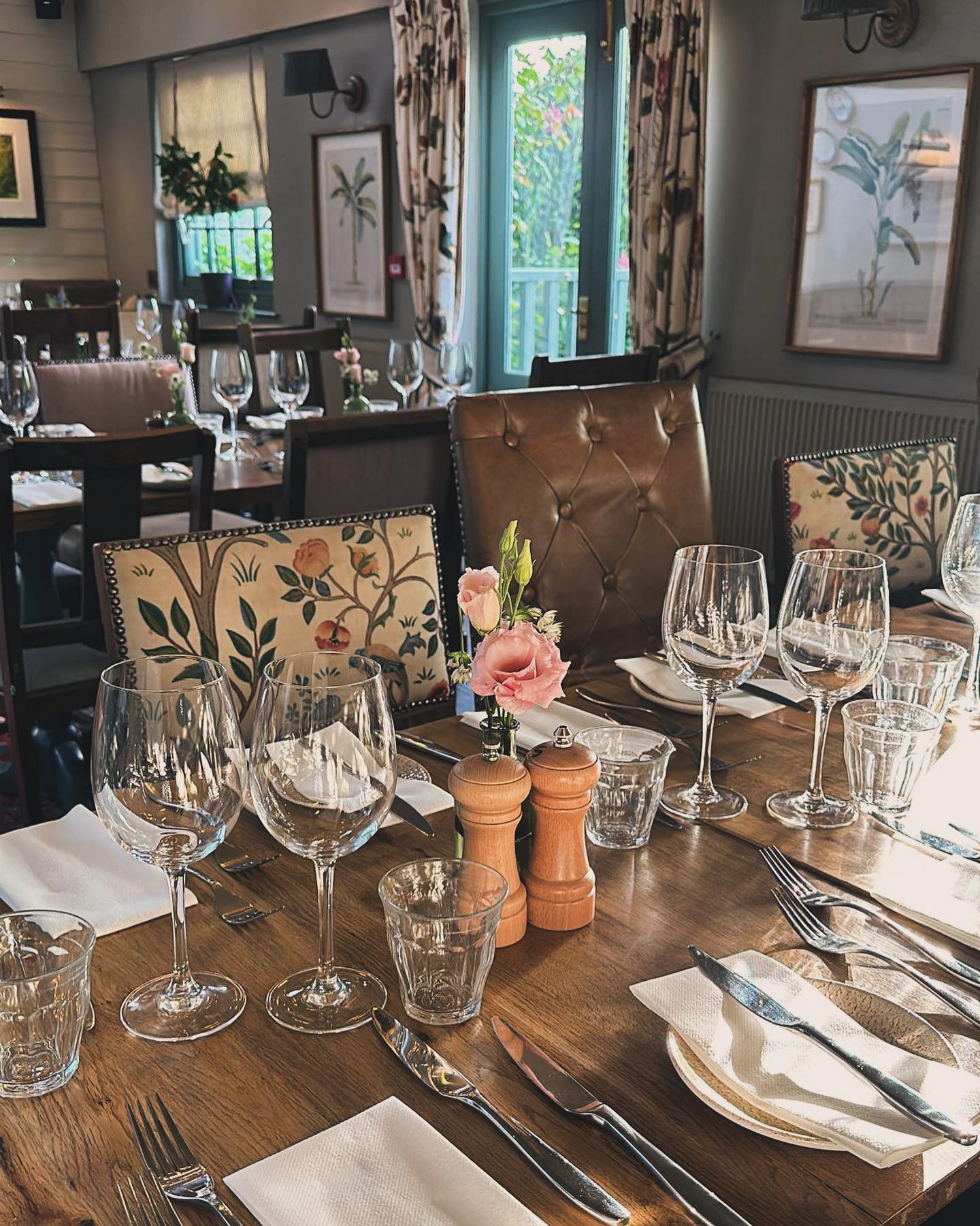 🌧️ Don’t let the rain dampen your Sunday vibes! We still have a few tables available for our delicious Sunday Roast today 🍽️ Call us now on 01483 202275 to book your table and enjoy a cozy feast indoors! See you soon! ☔️✨ #SundayRoast #CozyVibes @thebrayshere #SurreyPub #SurreyVillage #ShereVillage