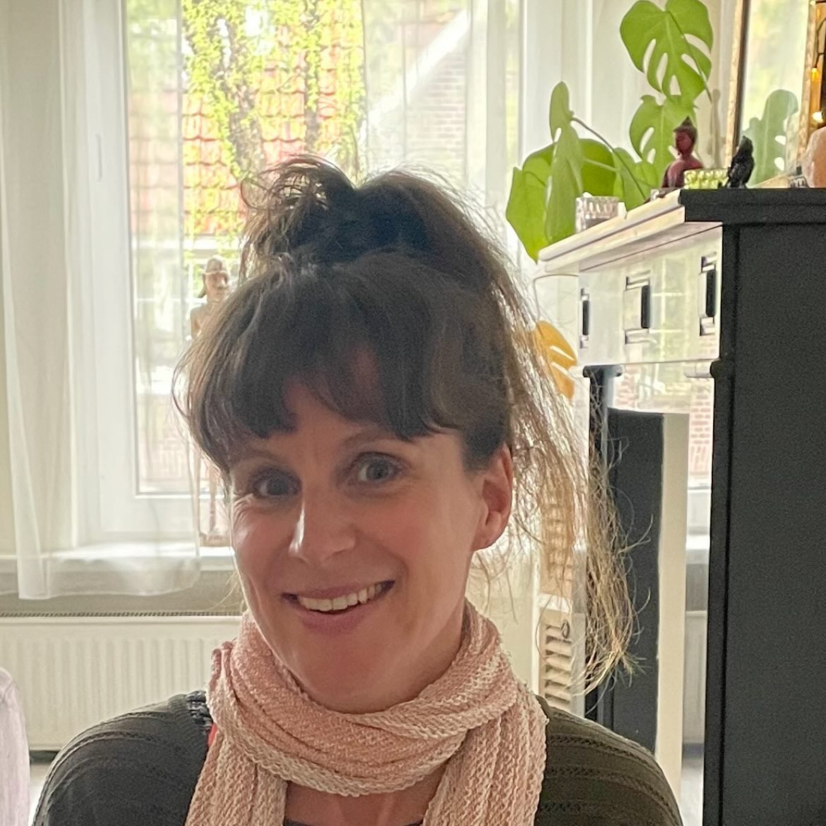 Nieuw kapsel, nieuw gevoel. Je uiterlijk aanpassen om verandering in je binnenwereld te krijgen is meestal maar van tijdelijke aard. En kan zelfs een verslavend effect hebben.
Andersom werkt krachtiger. En met een blijvender resultaat. Innerlijk werk is ook zichtbaar aan de buitenkant. De huid, de blik in de ogen, en de lichaamshouding zeggen veel over iemands binnenwereld. Als je zelf veel innerlijk werk hebt gedaan dan kun je vanzelfsprekend anderen lezen. Kennis hierover opdoen kan ook. Heb ik nooit gedaan. Behalve de yin yoga docentenopleiding haal ik mijn wijsheid uit mijn eigen ervaringen en uit mijn ziel. De beste bron als je het mij vraagt.
Al 15 jaar heb ik een pony gewild, maar mijn haar liet dat nooit toe. Wellicht door het toedoen van al dat innerlijke werk dat het nu wel kan. Immers, zo binnen zo buiten. Of het was de kapper, dat kan natuurlijk ook.
#innerlijkwerk #lichaamswerk #schaduwwerk #lichaamsgerichtetherapie #yoga #yinyoga