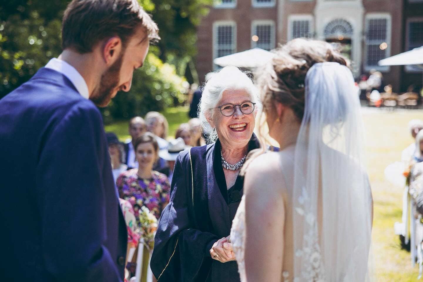 Trouwen als de zon schijnt: dat is wat bruidsparen vaak het allerliefste willen op die bijzondere dag in hun leven. Natuurlijk, want als de zon schijnt is iedereen vrolijk. Gelukkig zijn er nog andere elementen die een trouwdag bijzonder maken. De liefde van je leven, familie en vrienden, een leuke locatie en nog veel meer. En wat dacht je van een leuke BABS: een trouwambtenaar die zorgt voor een prachtig liefdesverhaal en dat de ceremonie onvergetelijk wordt. Leuk om kennis te maken? Ik kijk er naar uit.
(Fotograaf: David Lok)
#ceremonie #huwelijksvoltrekking #bruidspaar #babs #betekenisvol
#wijgaantrouwen #bruiloft #trouwen #happy tears #verloofd
#mooistedagvanjeleven #ja-woord #babsdebabs